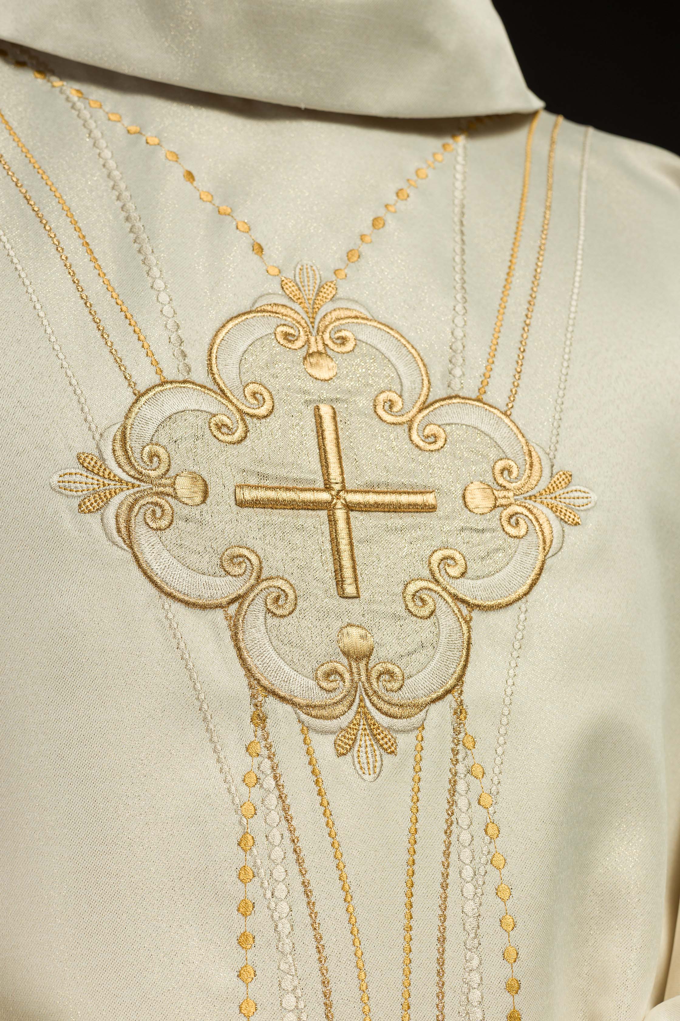 Casulla marfil inspirada en el rosario