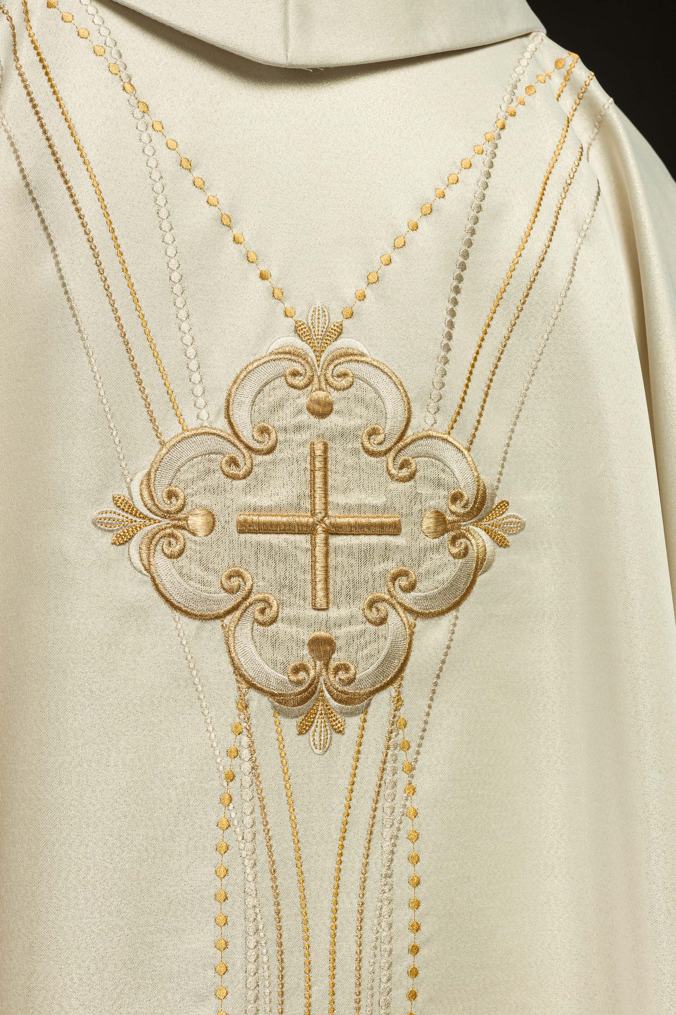 Casulla marfil inspirada en el rosario