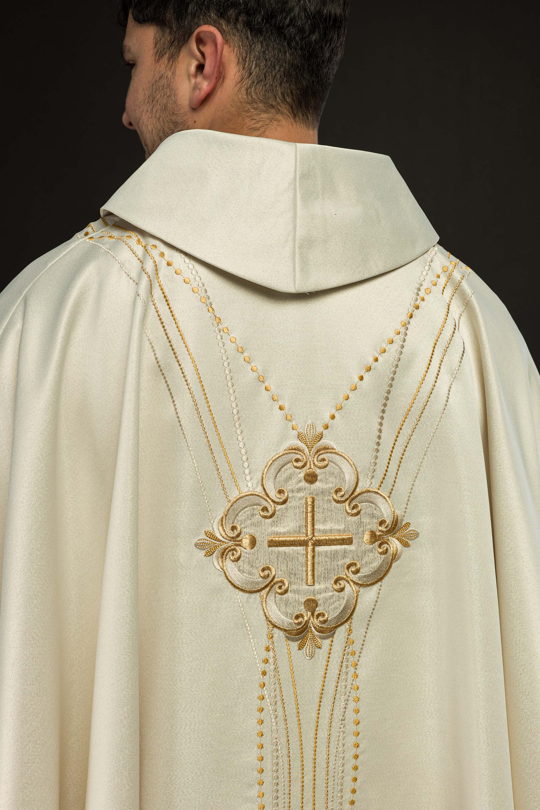 Casulla marfil inspirada en el rosario