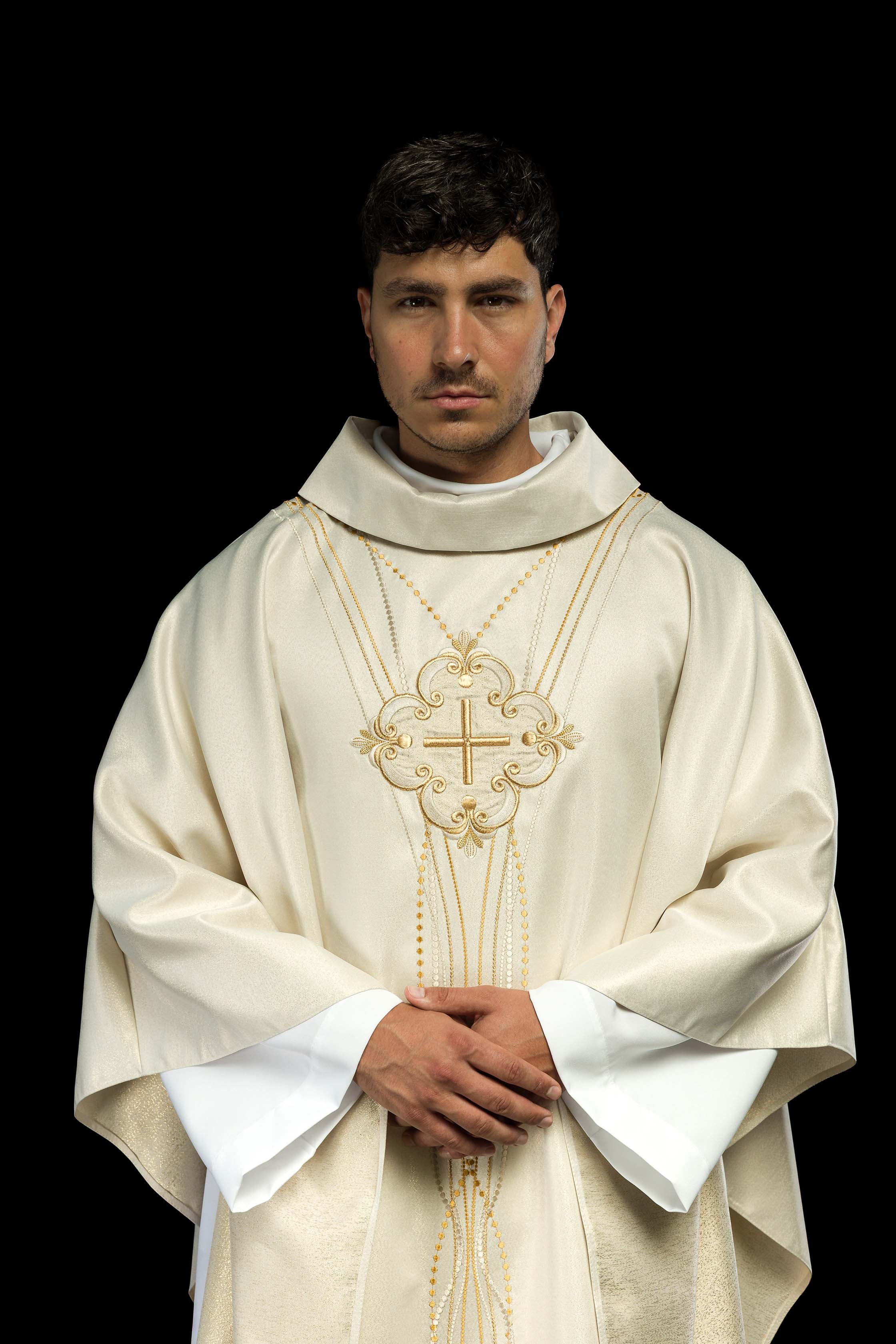 Casulla marfil inspirada en el rosario