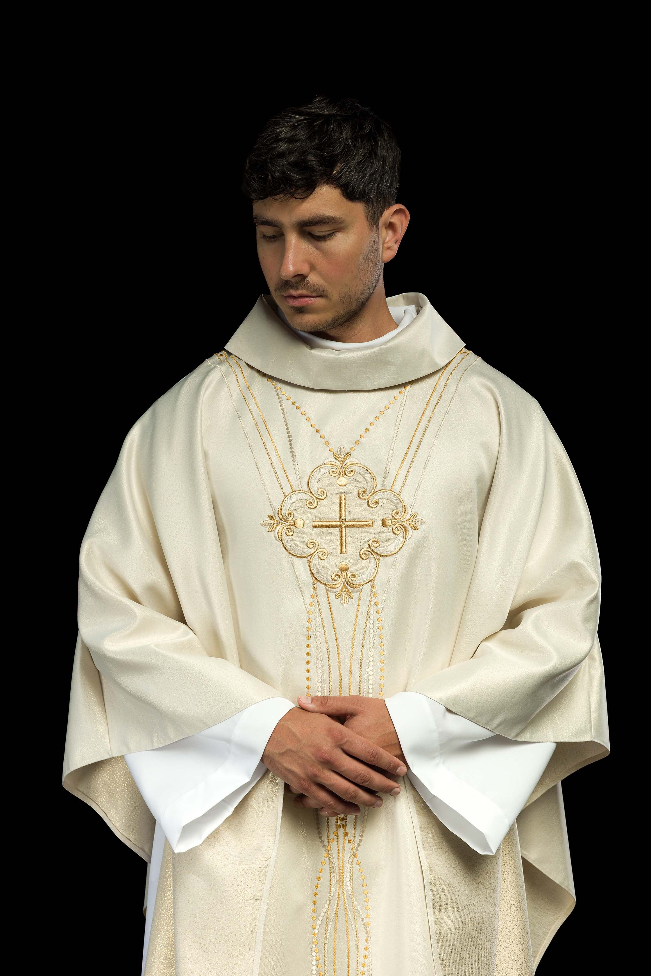 Casulla marfil inspirada en el rosario