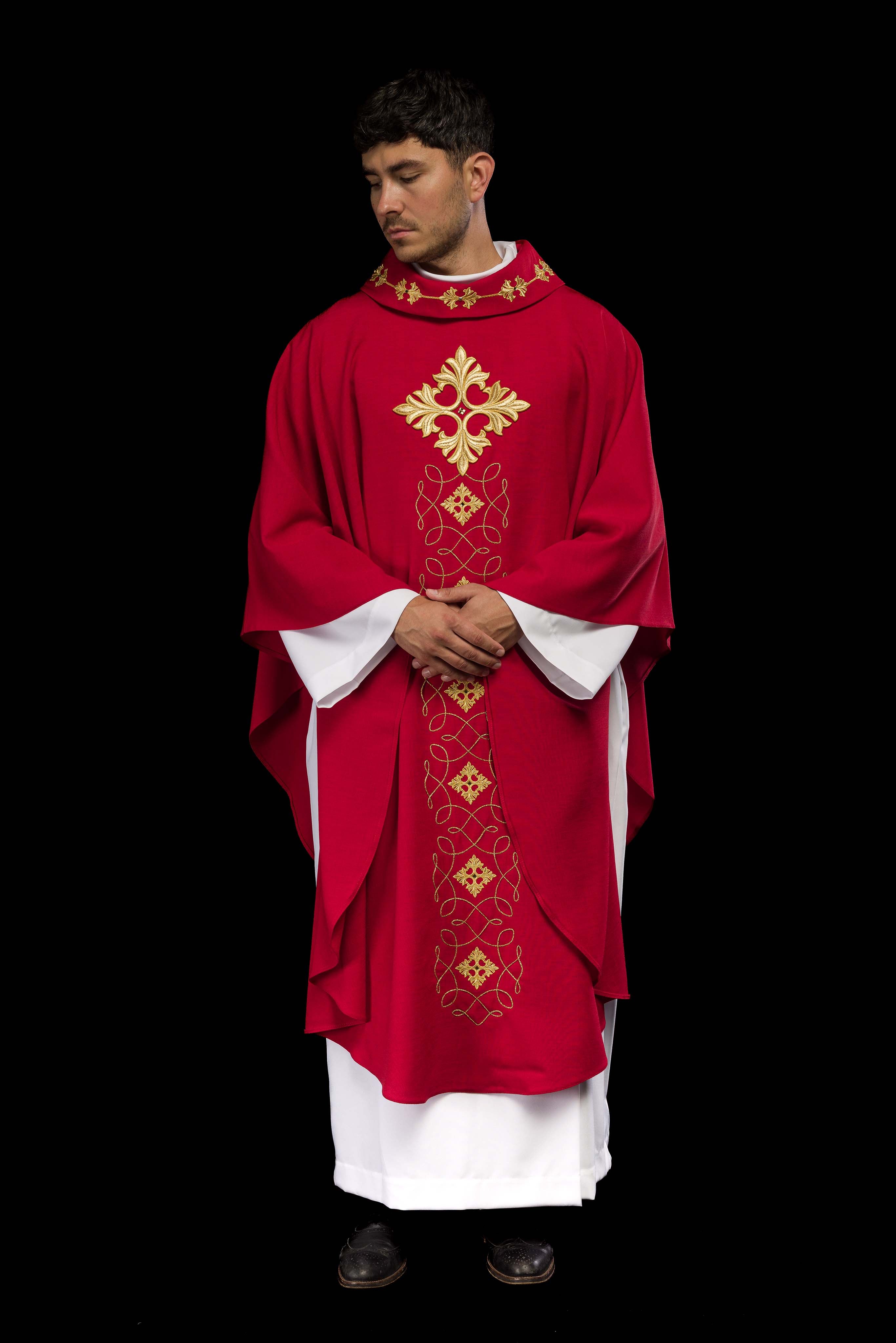 Casulla roja ricamente bordada y decorada con piedras