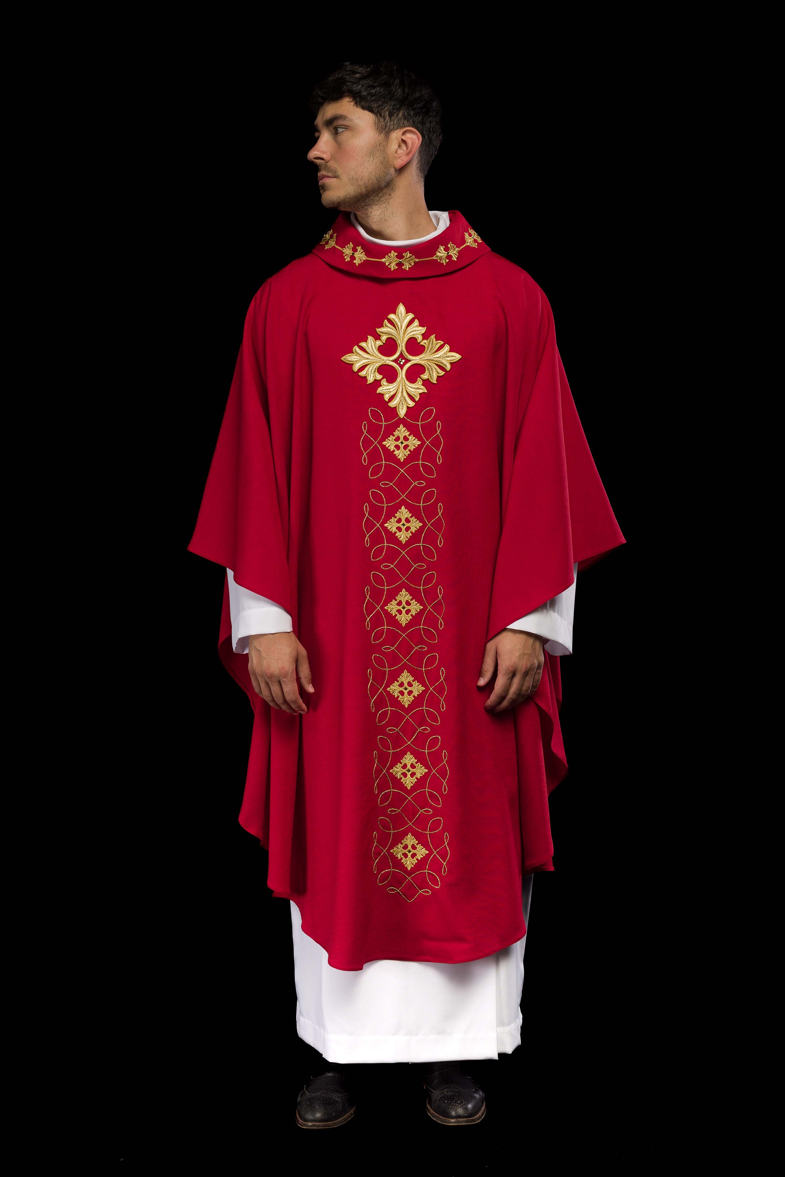 Casulla roja ricamente bordada y decorada con piedras