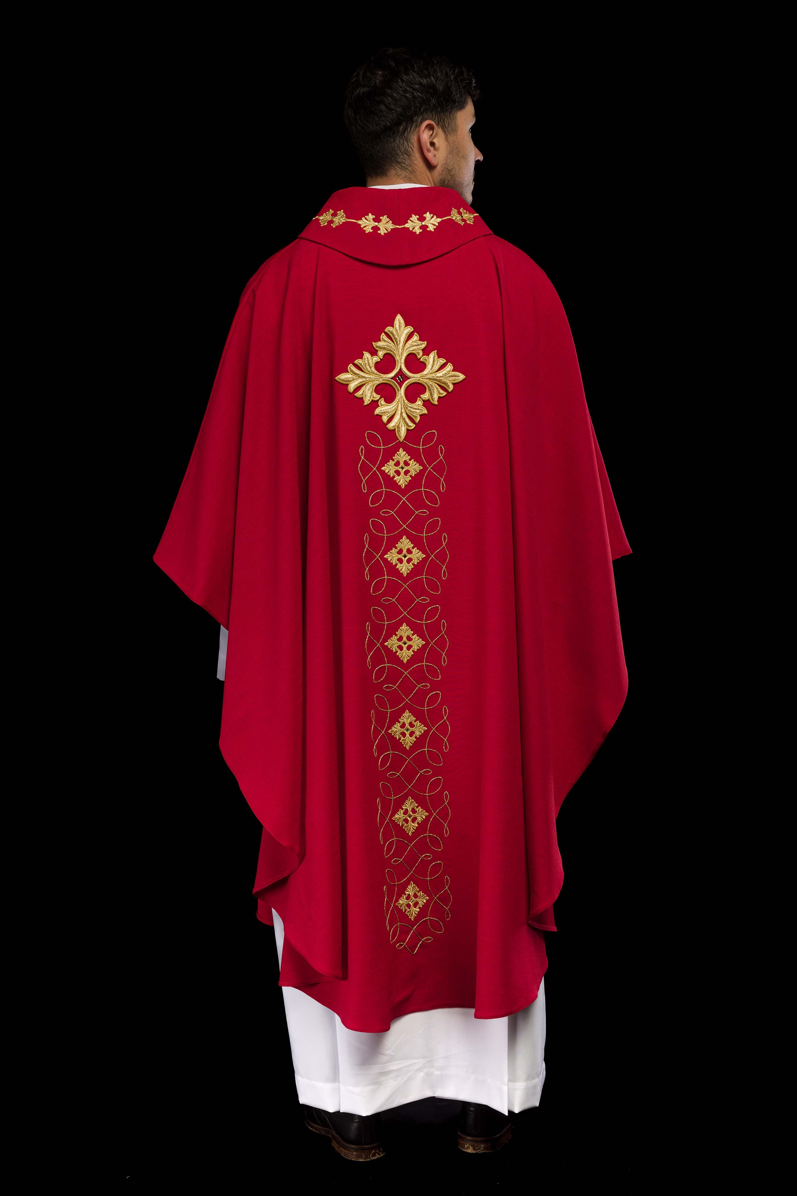 Casulla roja ricamente bordada y decorada con piedras