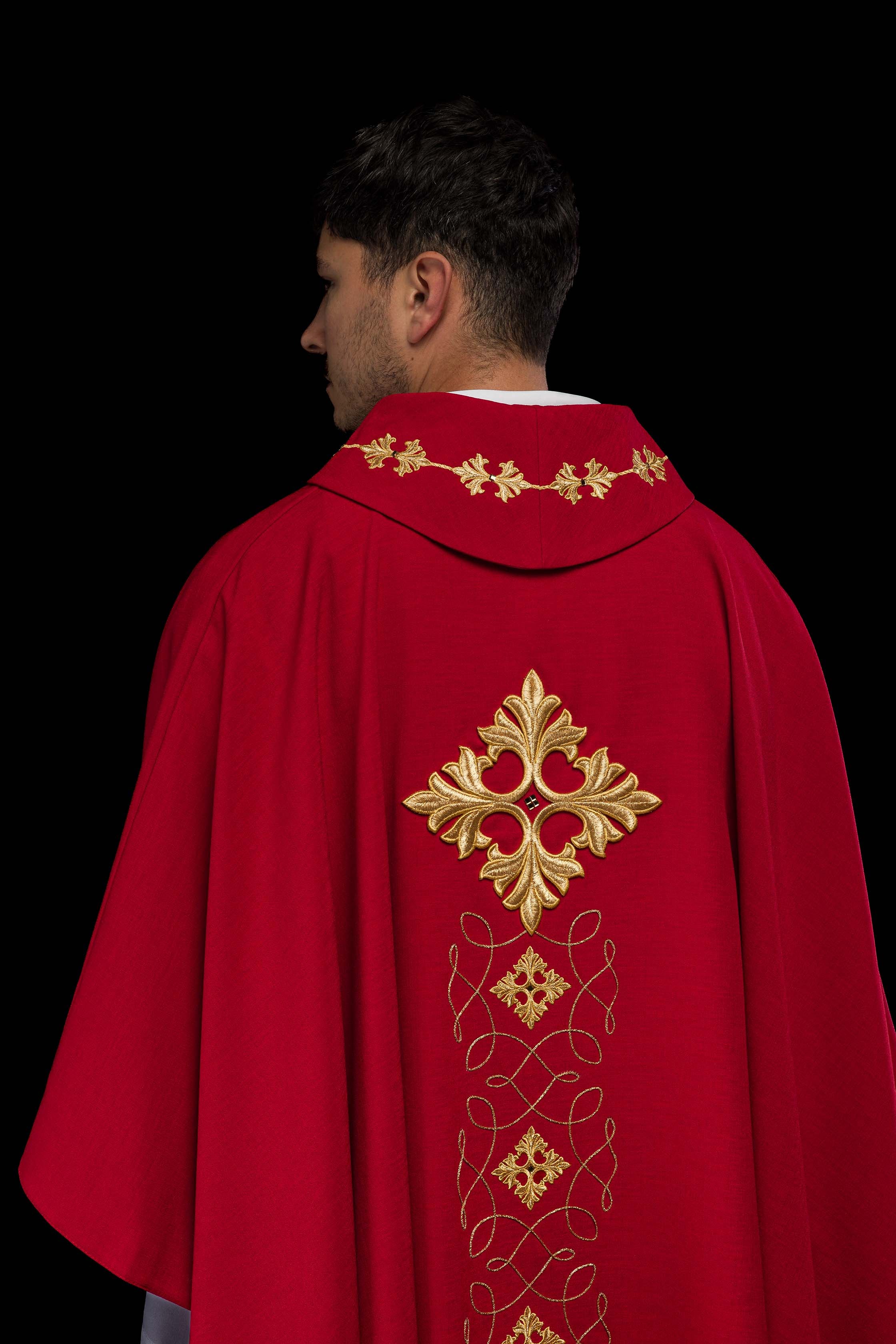 Casulla roja ricamente bordada y decorada con piedras