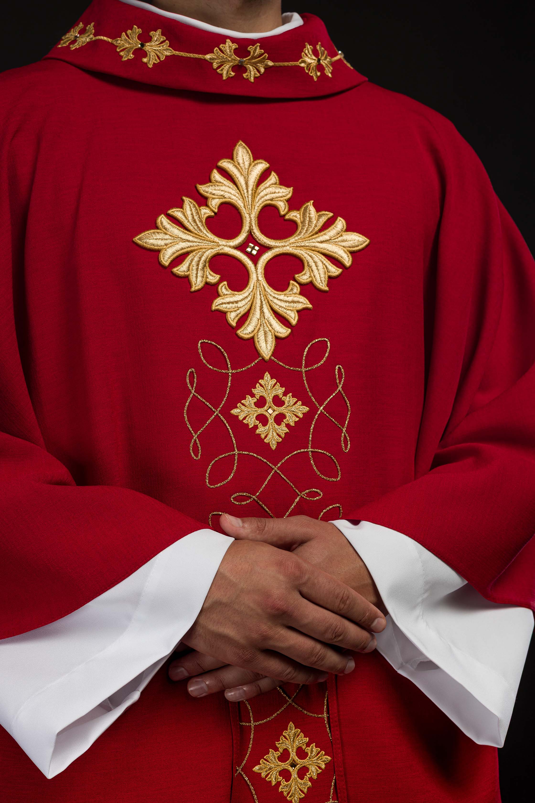Casulla roja ricamente bordada y decorada con piedras