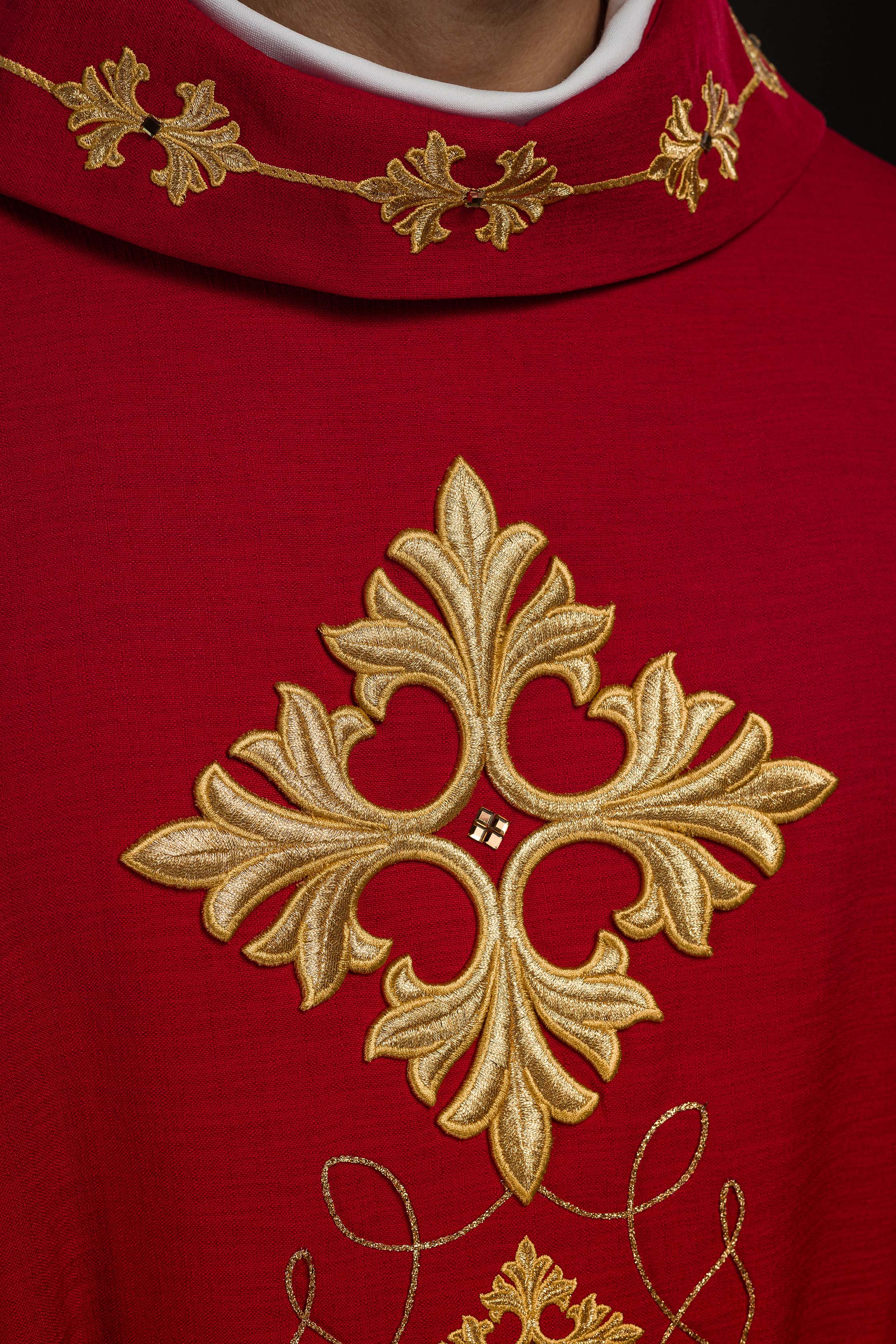 Casulla roja ricamente bordada y decorada con piedras
