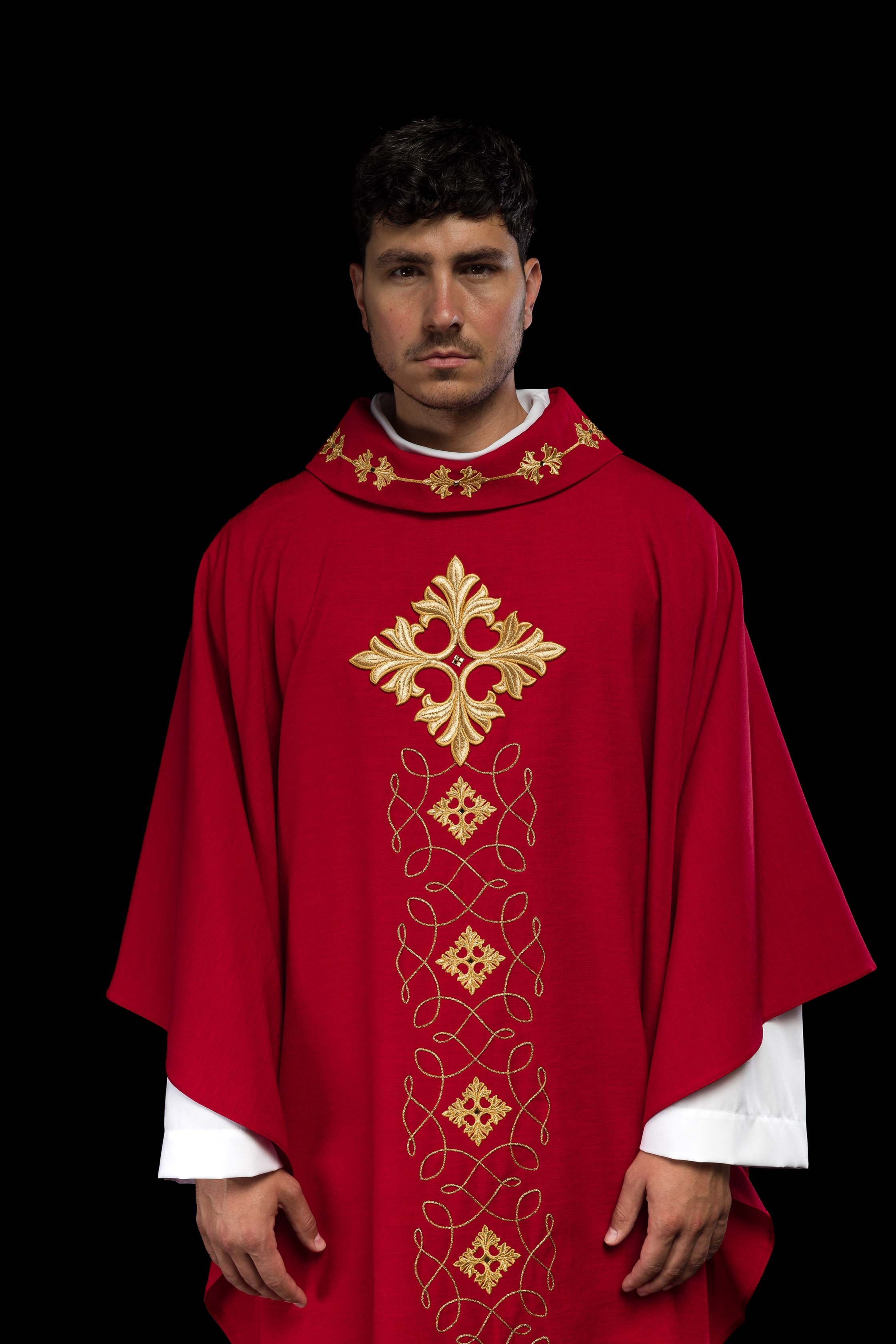 Casulla roja ricamente bordada y decorada con piedras