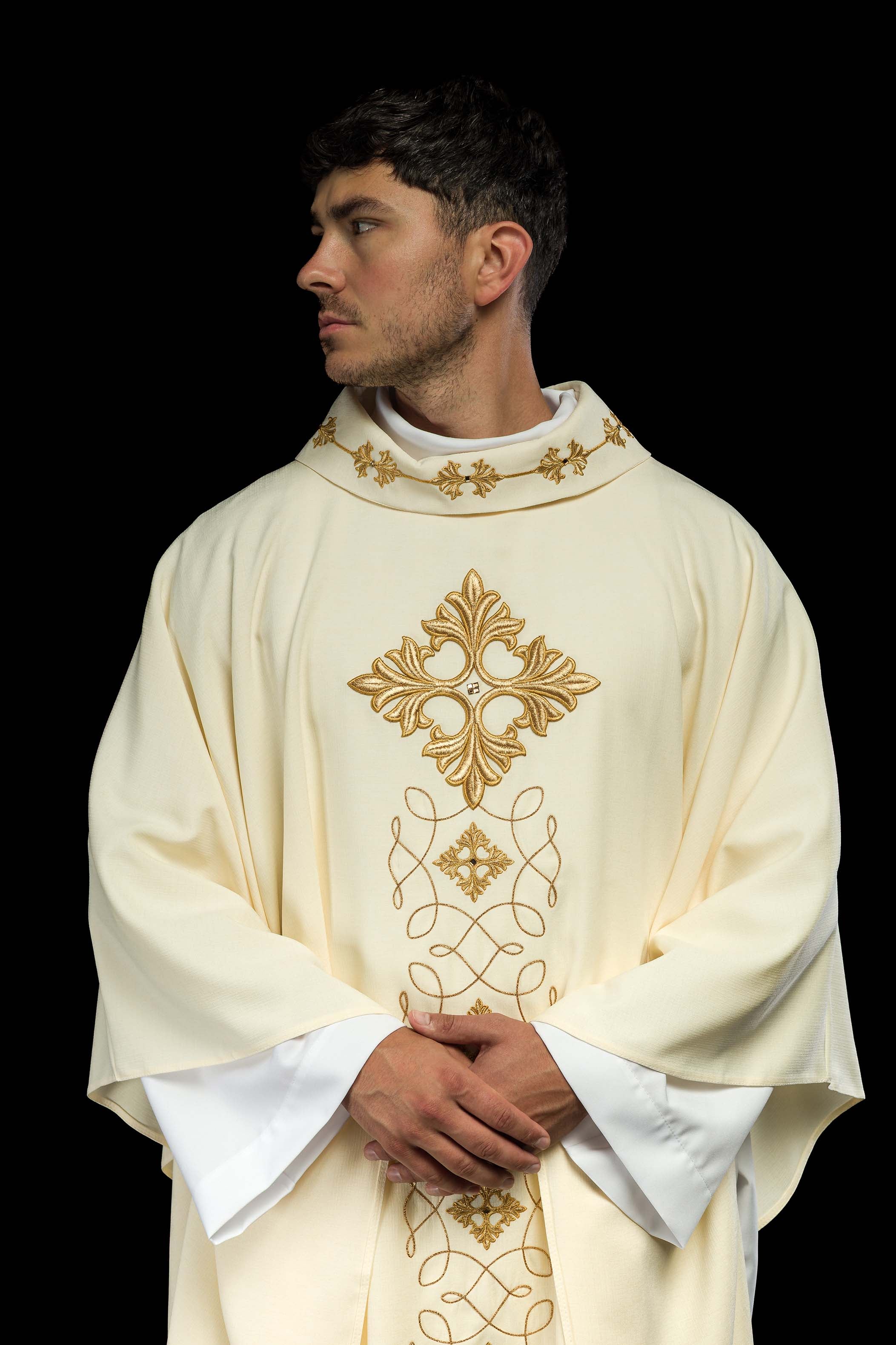 Casulla marfil ricamente bordada y decorada con piedras