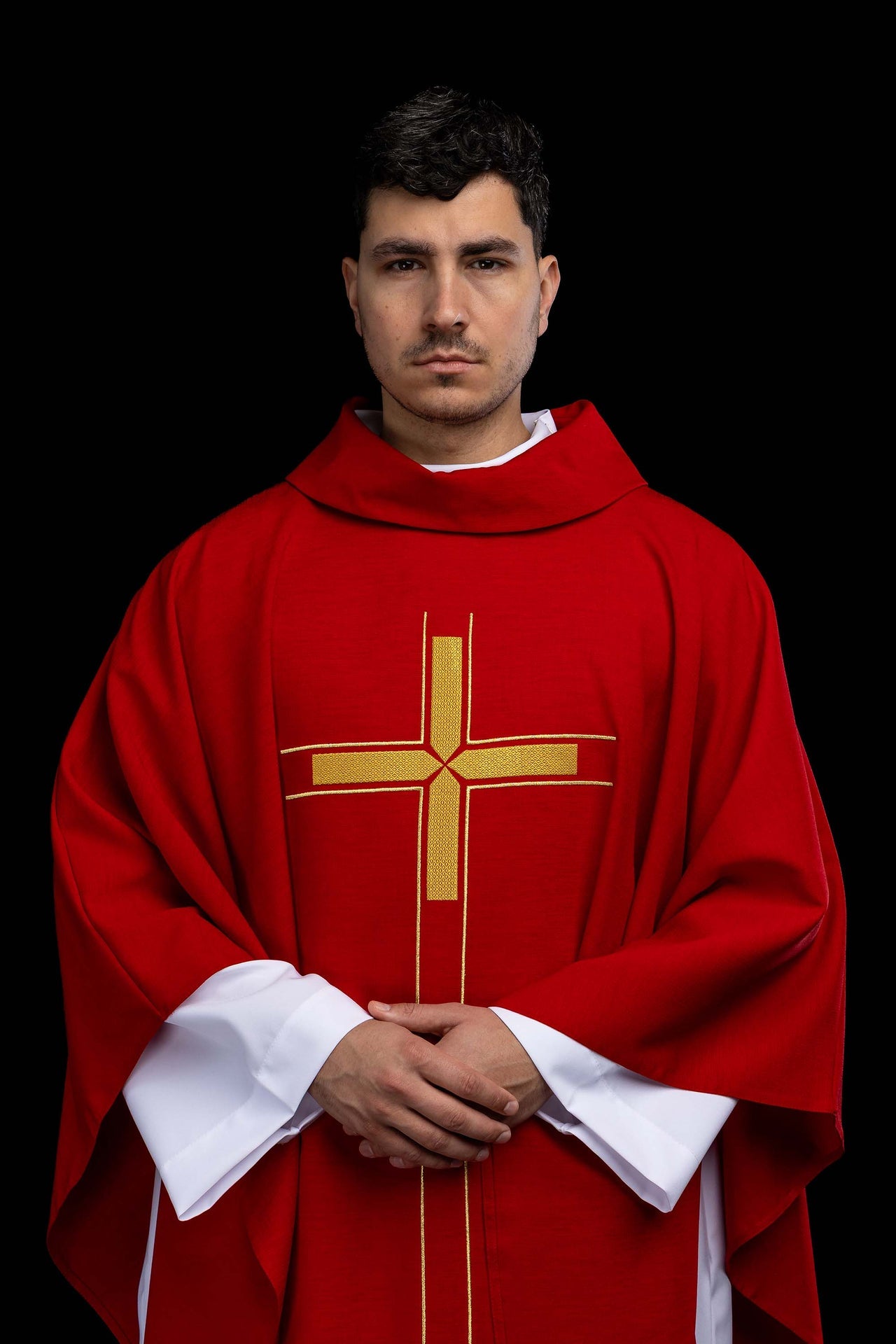 Casulla roja con motivo de cruz bordado