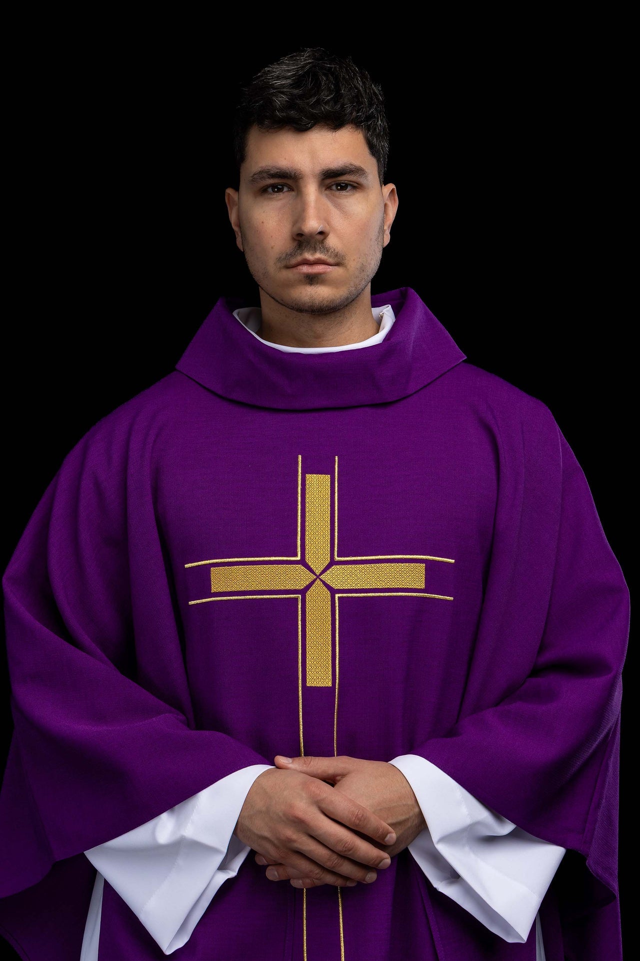 Casulla morada con motivo de cruz bordado