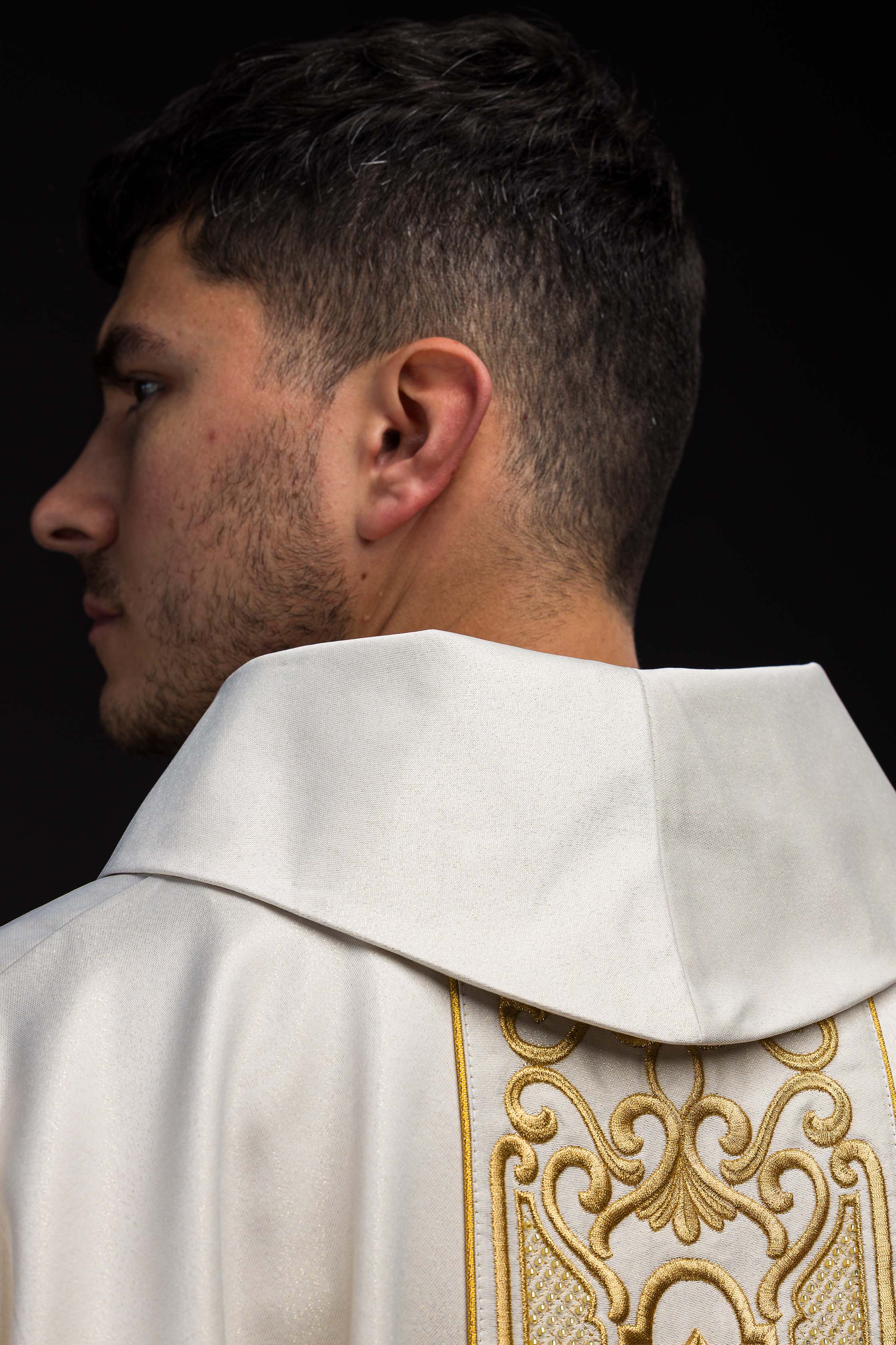 Casulla marfil ricamente bordada; tela brillante