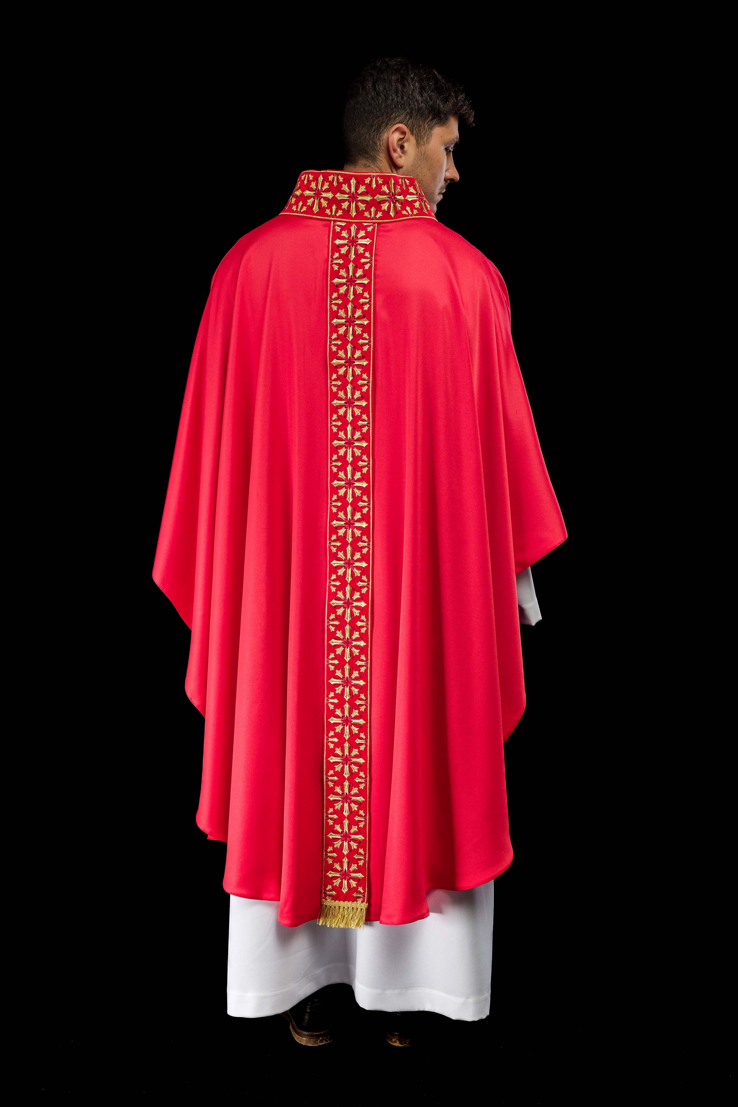 Casulla roja ricamente bordada