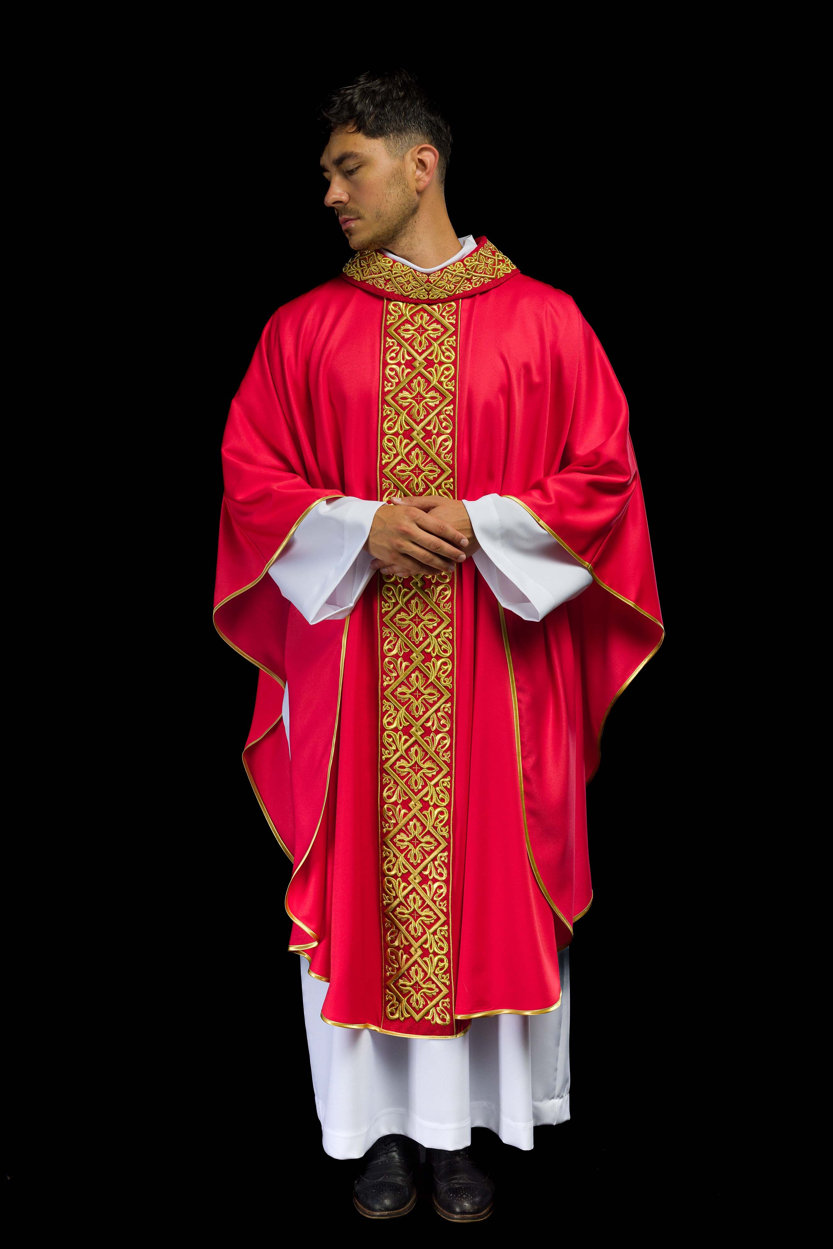 Casulla roja ricamente bordada con motivo floral y cruces