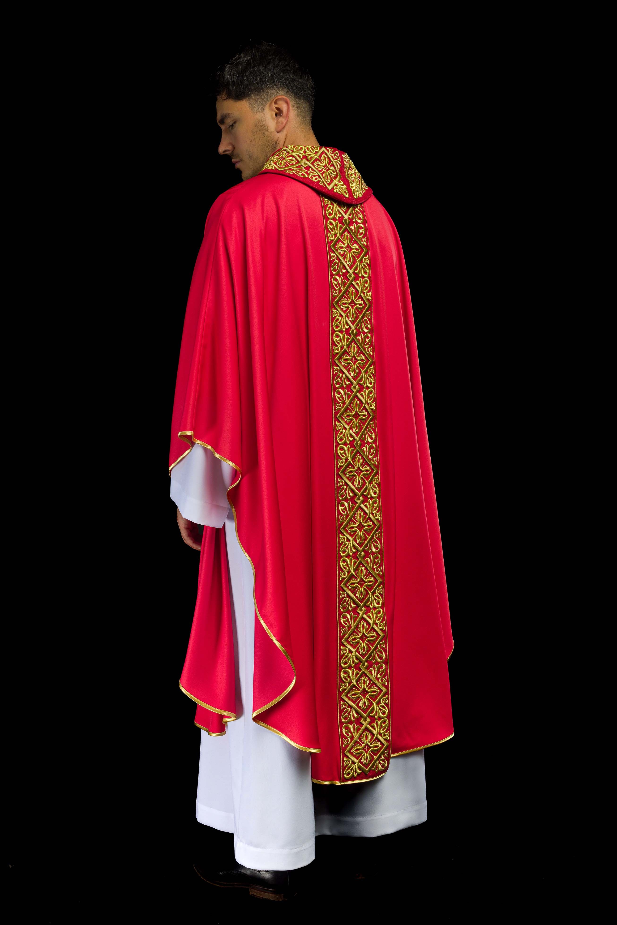 Casulla roja ricamente bordada con motivo floral y cruces