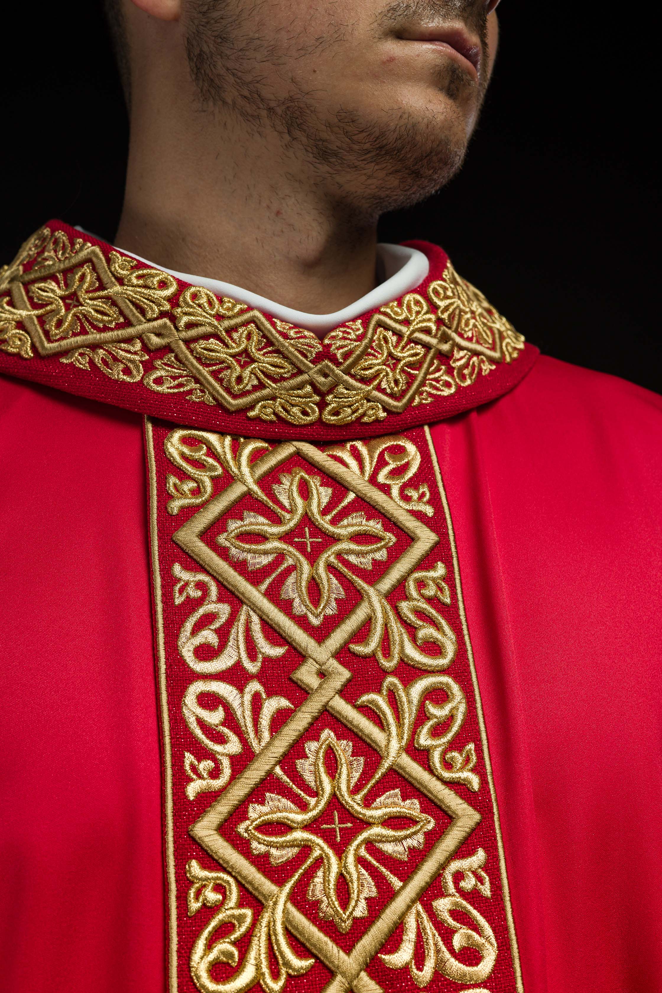 Casulla roja ricamente bordada con motivo floral y cruces