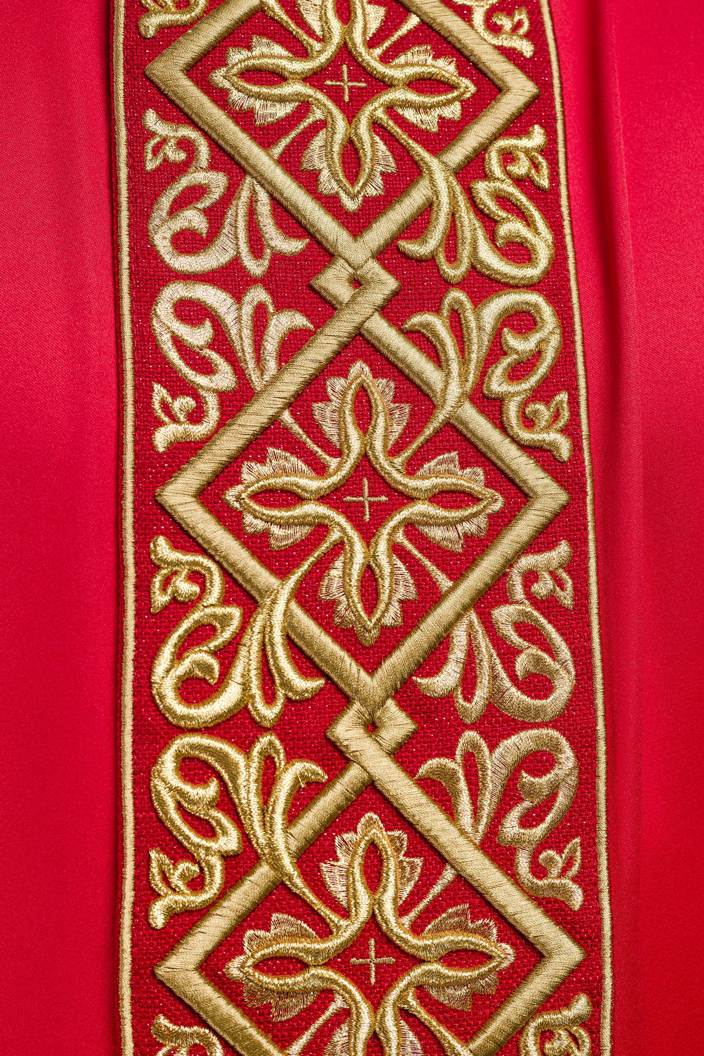 Casulla roja ricamente bordada con motivo floral y cruces