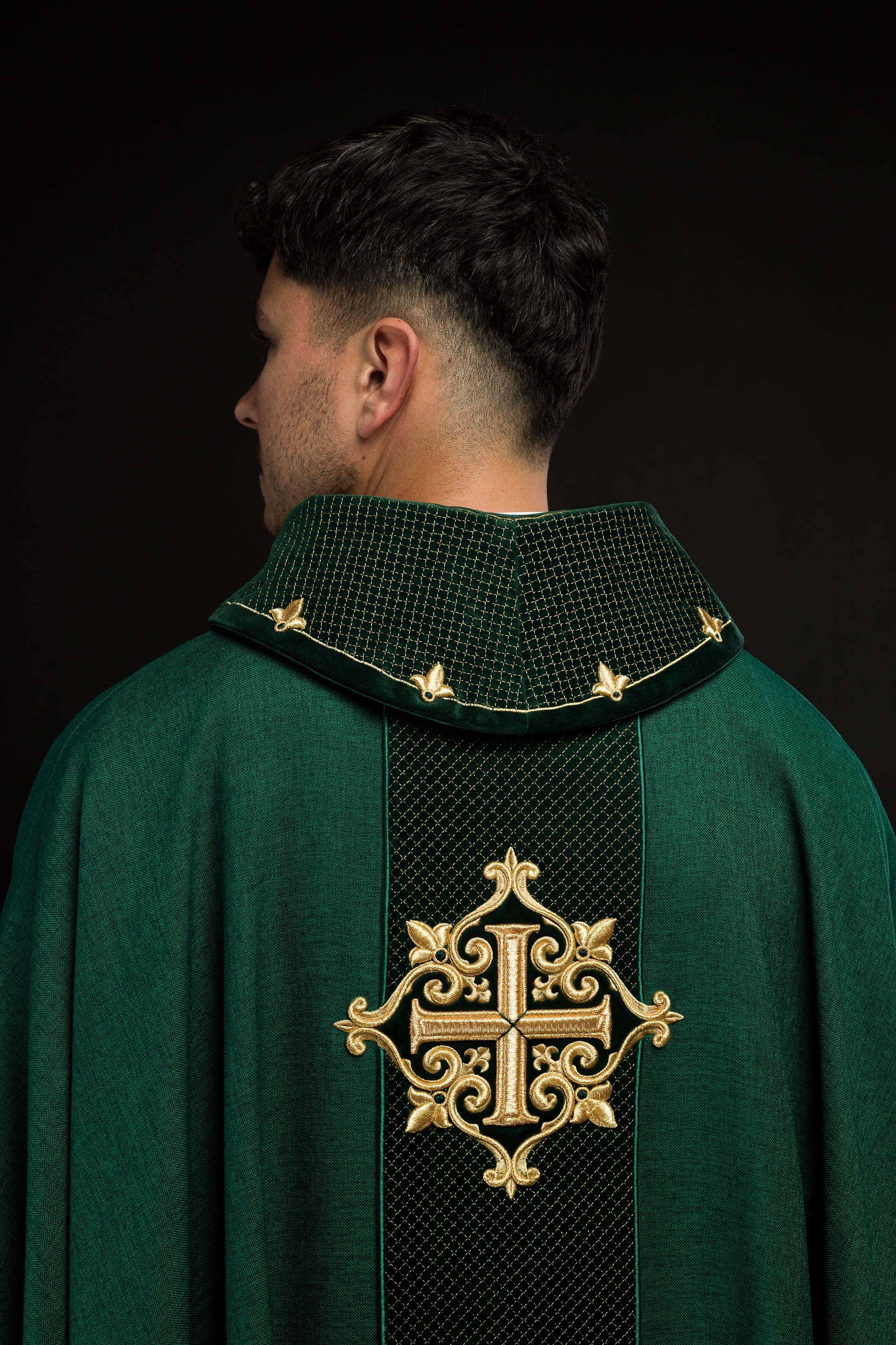 Casulla verde con galón terciopelo ricamente bordado Cruz