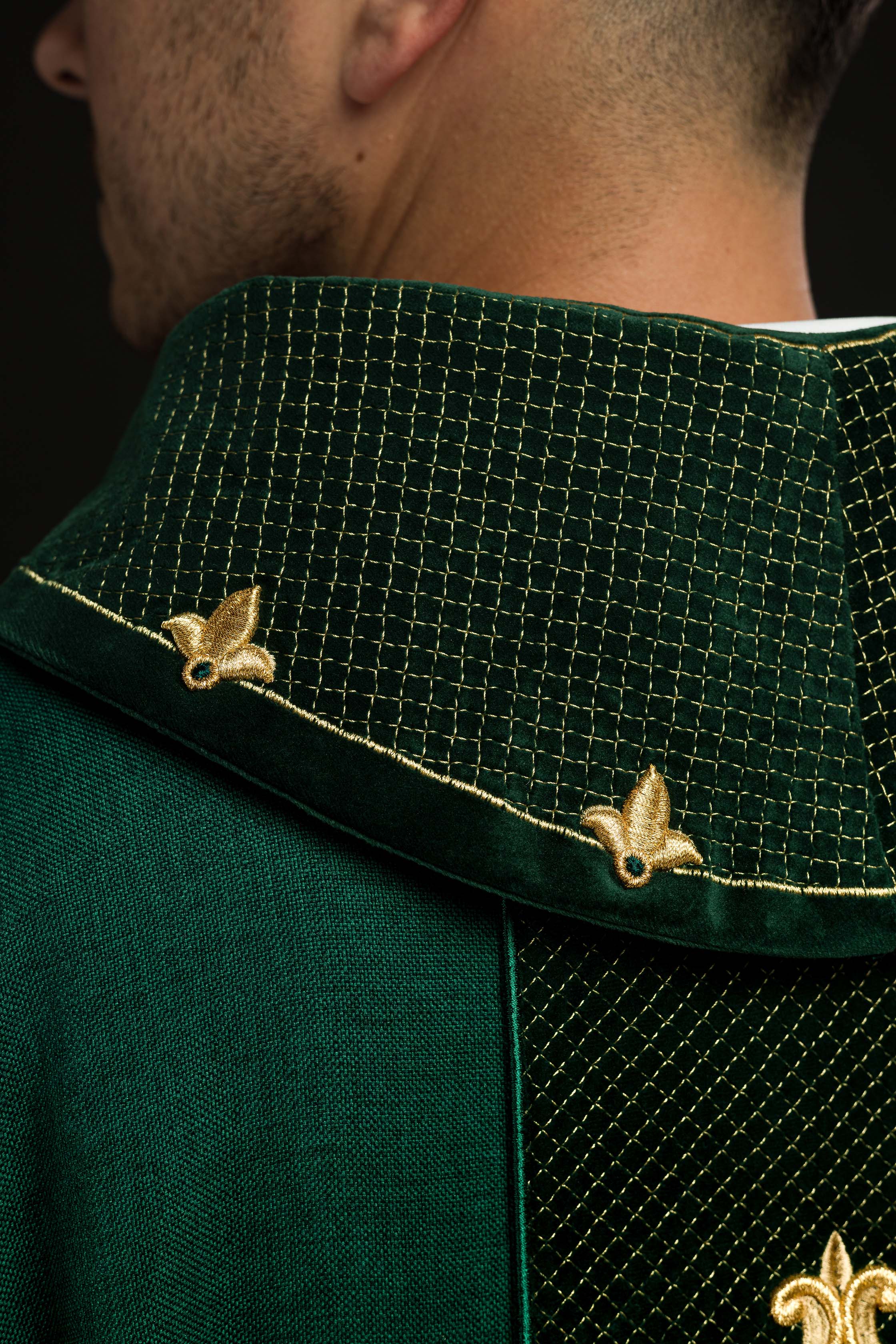 Casulla verde con galón terciopelo ricamente bordado Cruz