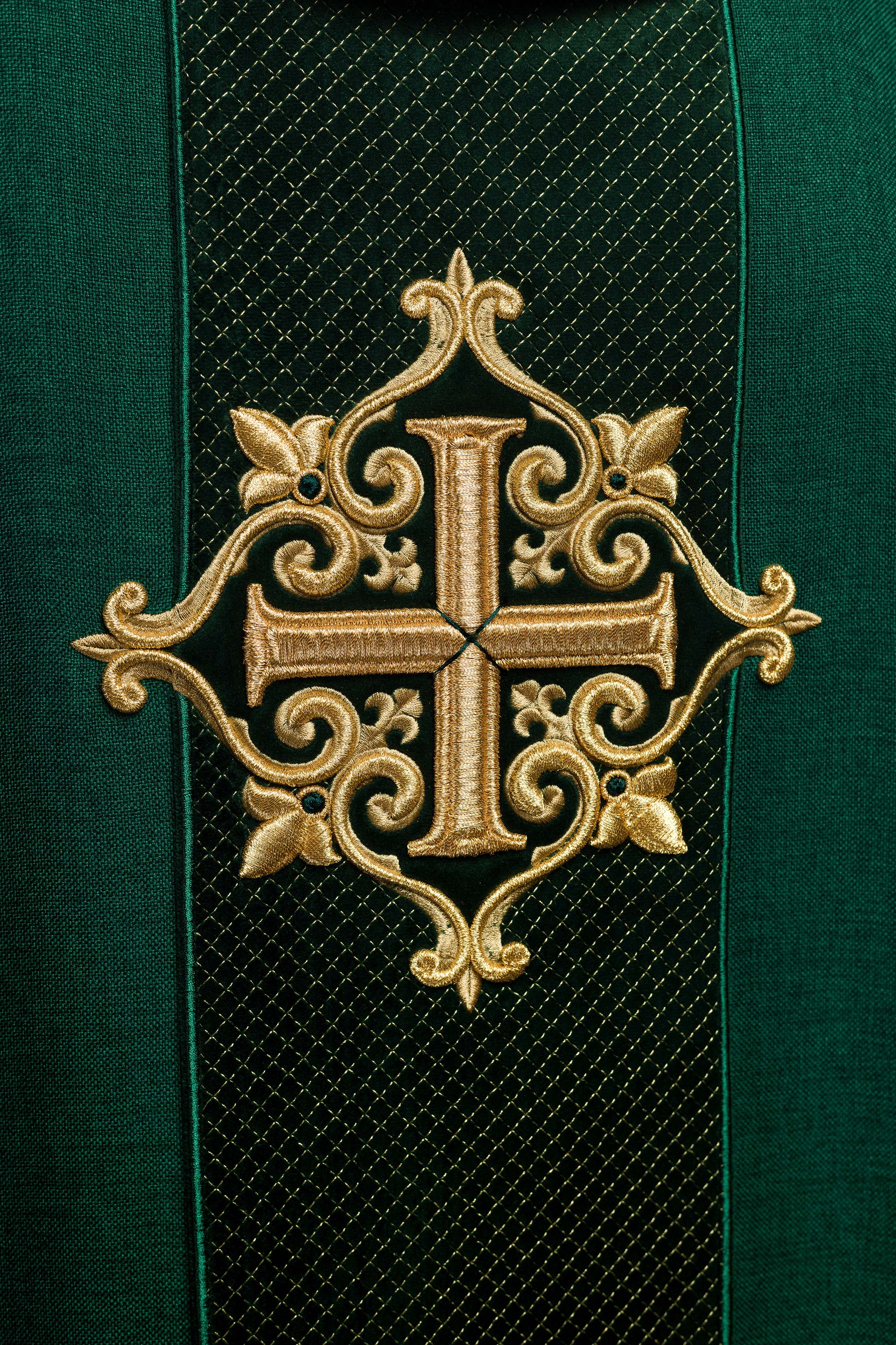 Casulla verde con galón terciopelo ricamente bordado Cruz