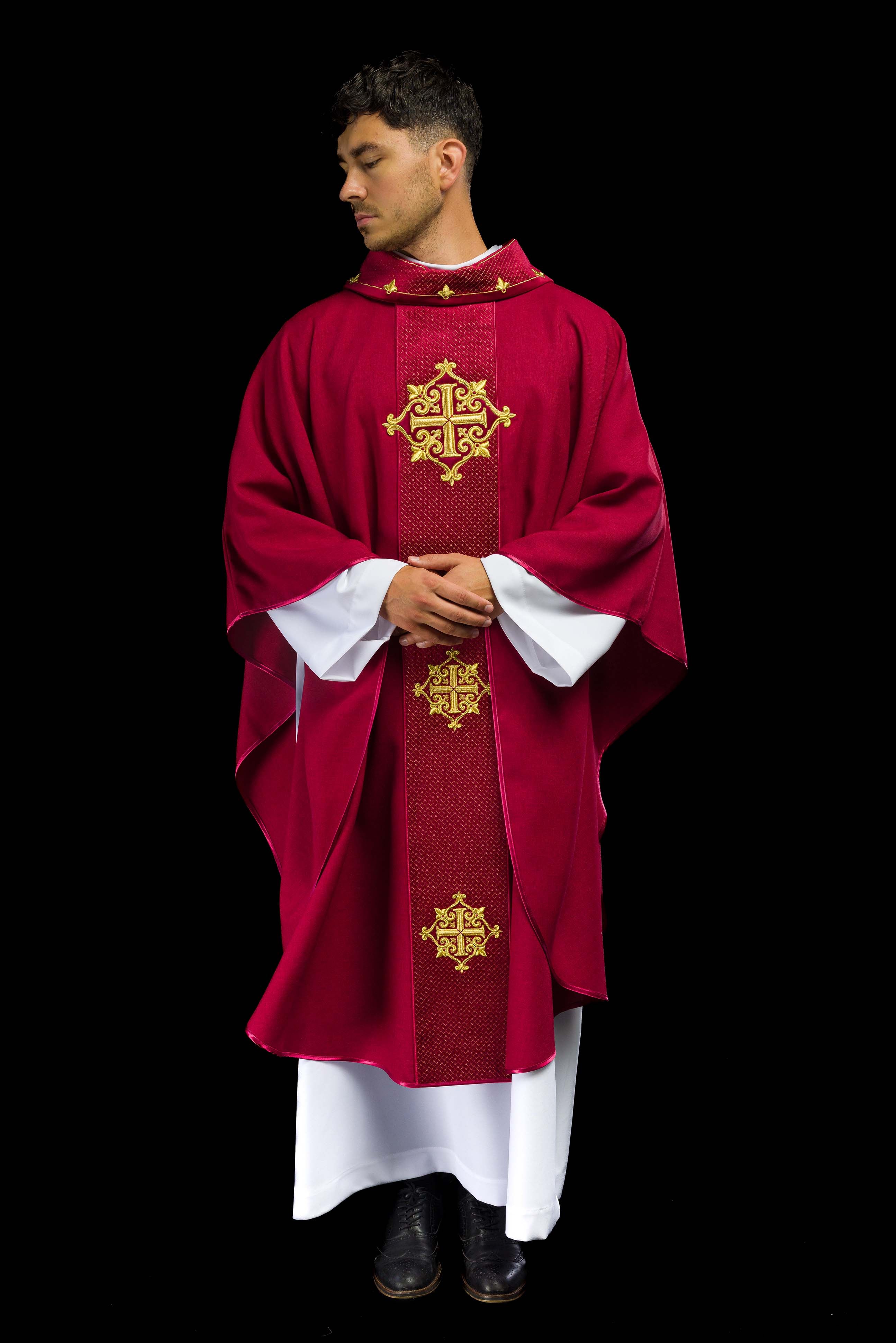 Casulla roja con galón terciopelo ricamente bordado Cruces