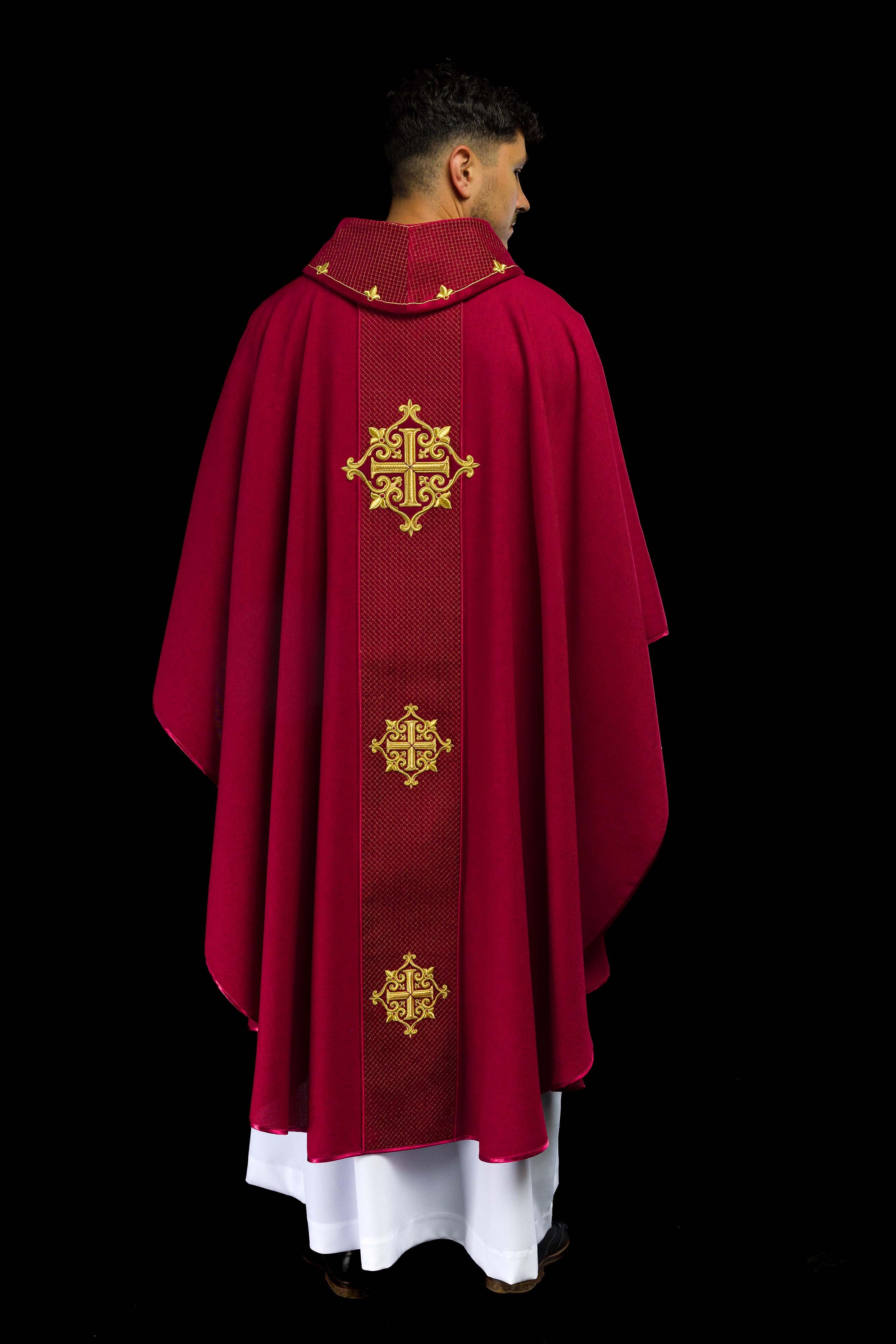 Casulla roja con galón terciopelo ricamente bordado Cruces