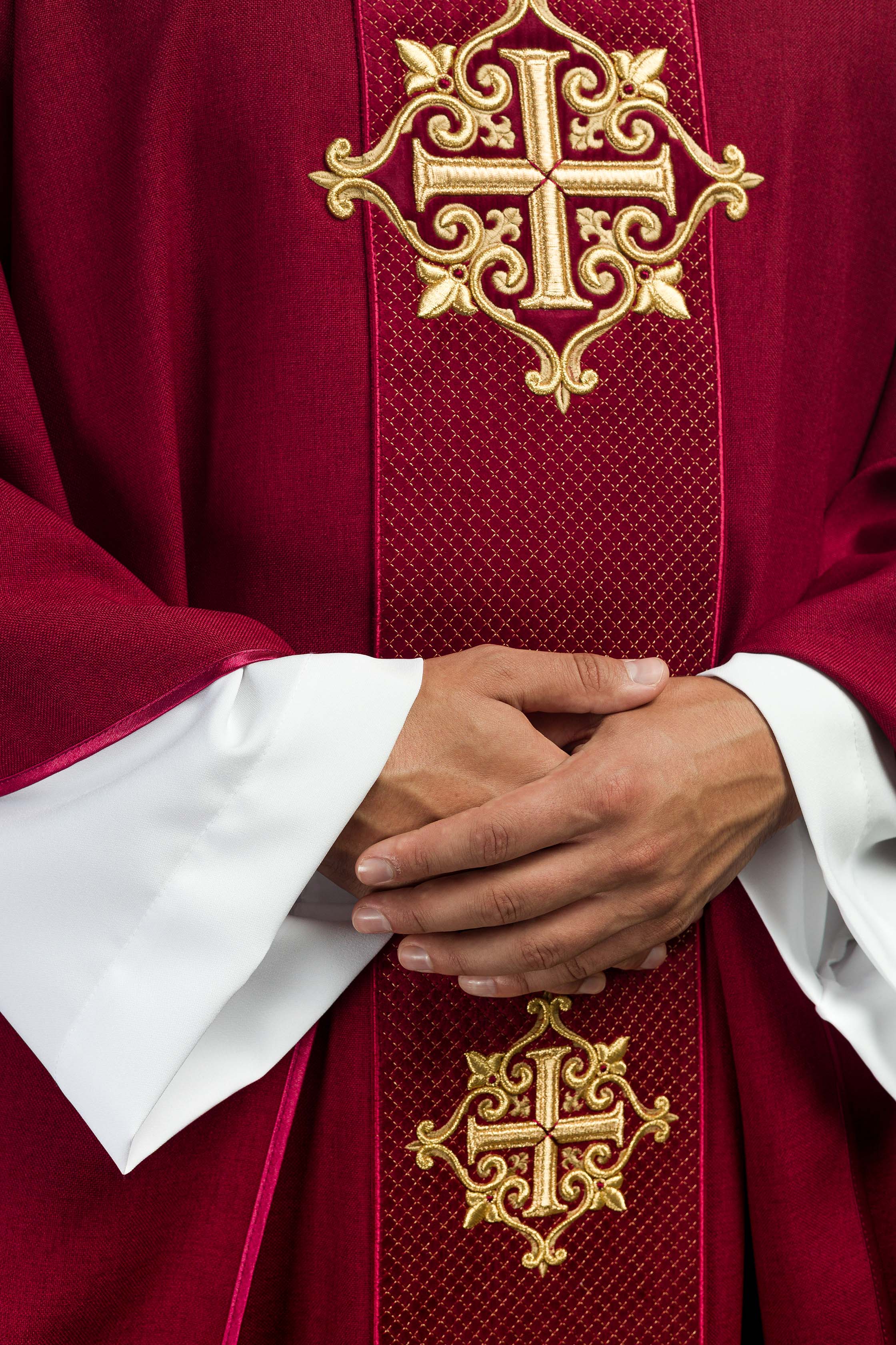 Casulla roja con galón terciopelo ricamente bordado Cruces