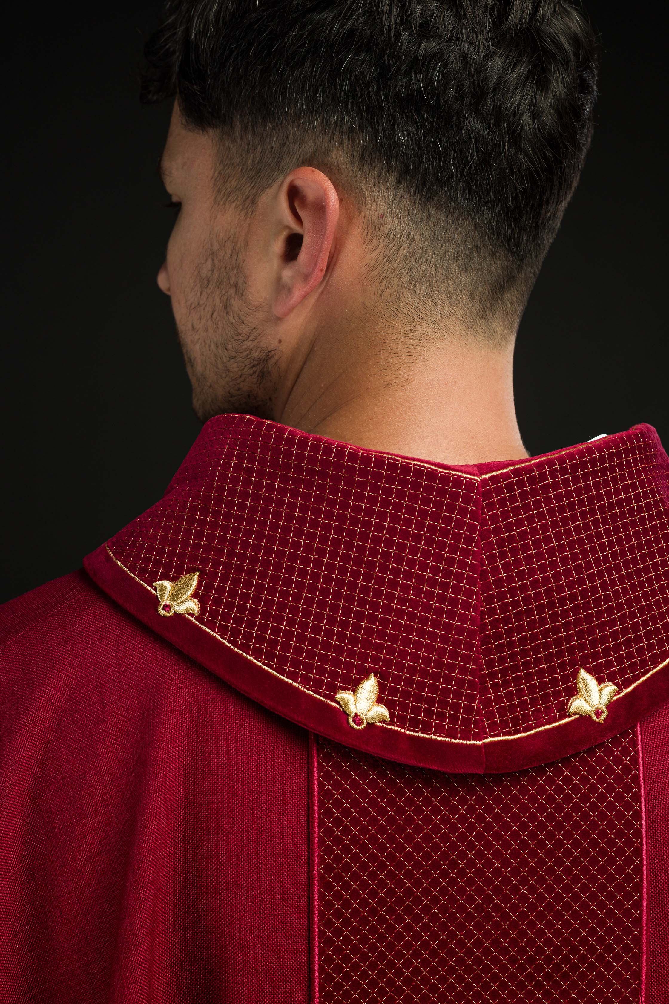 Casulla roja con galón terciopelo ricamente bordado Cruces