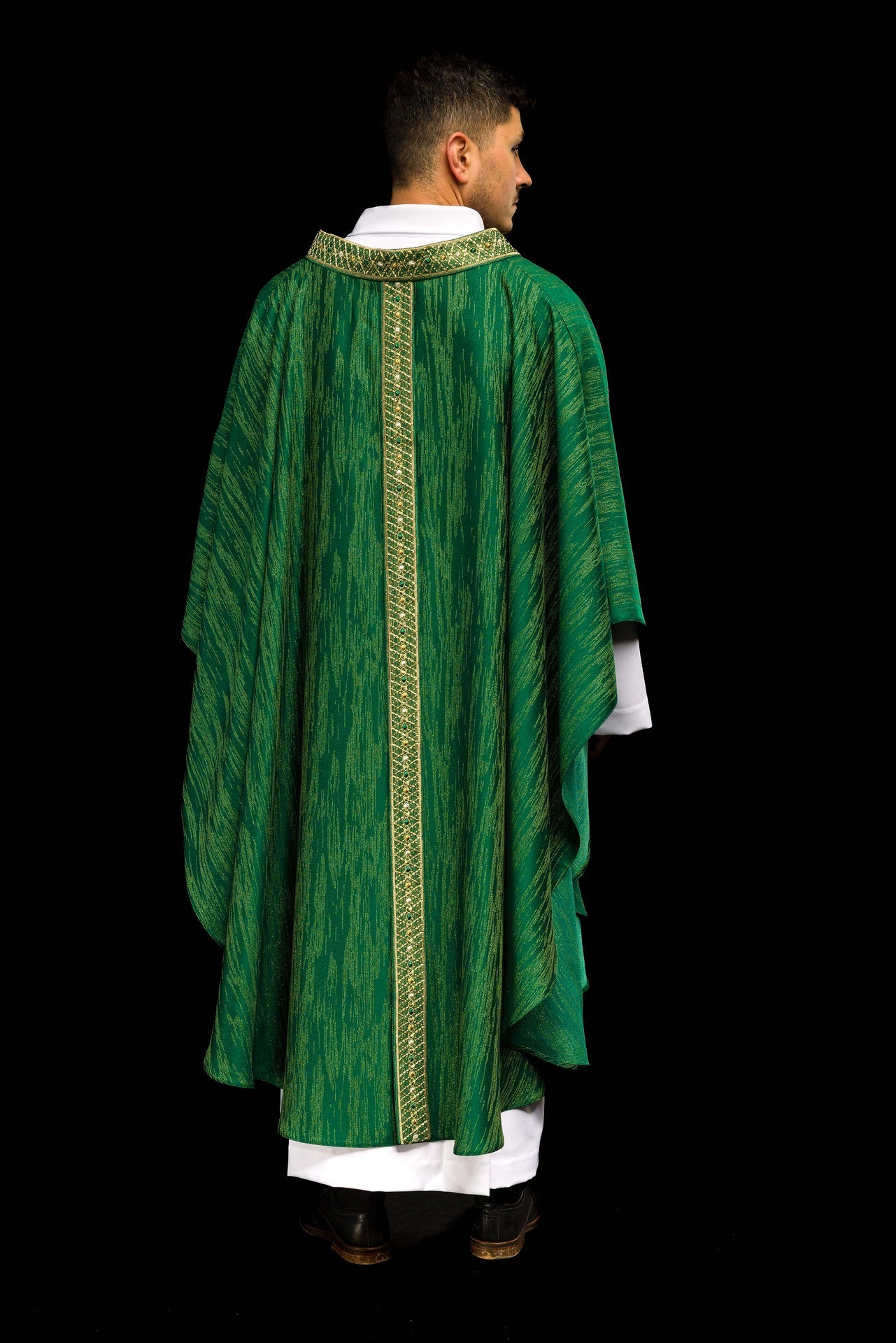 Casulla verde con galón y cuello bordados