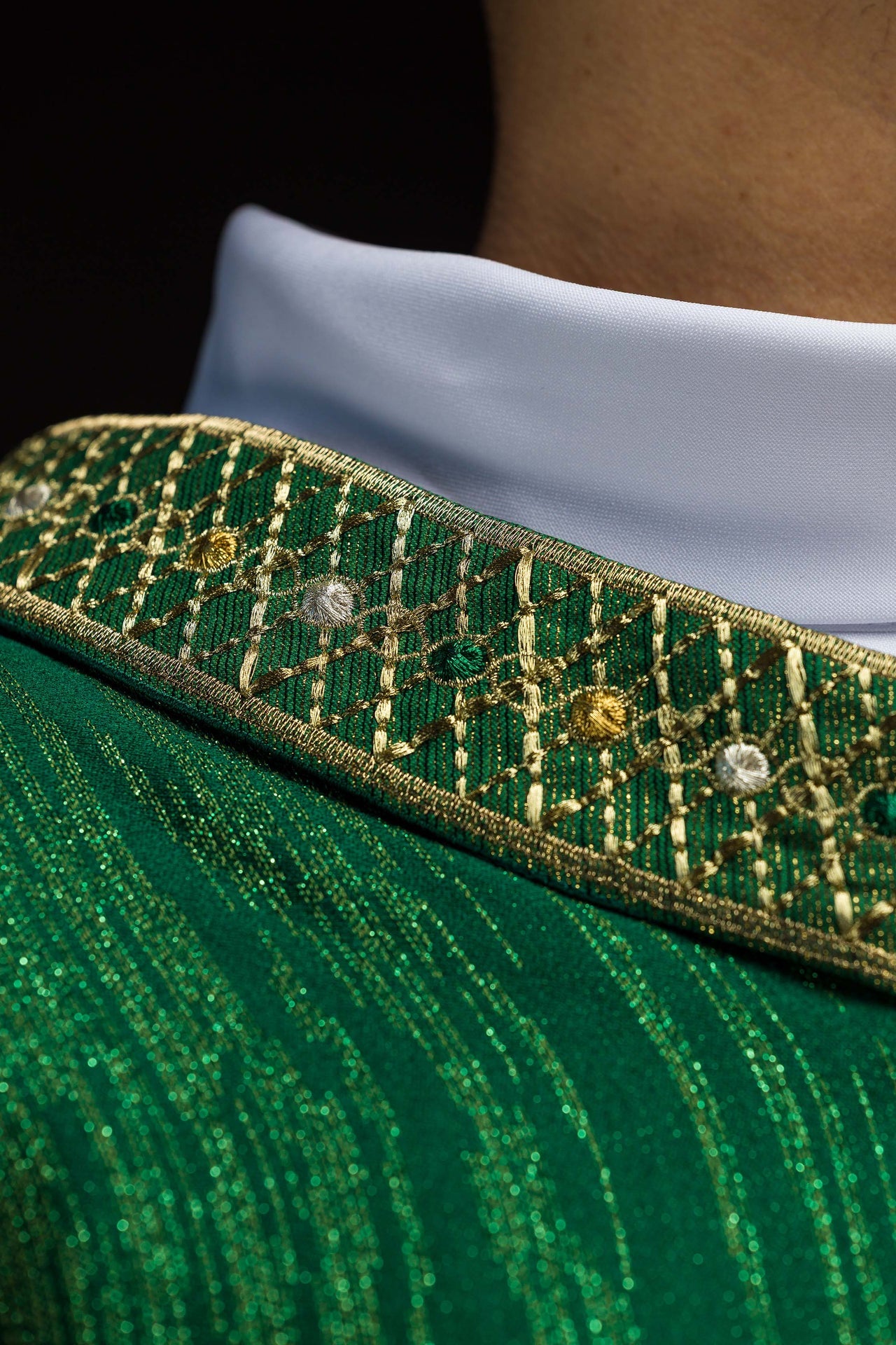 Casulla verde con galón y cuello bordados