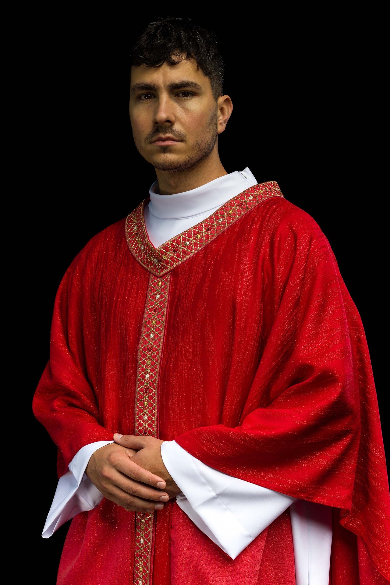 Casulla roja con galón y cuello bordados