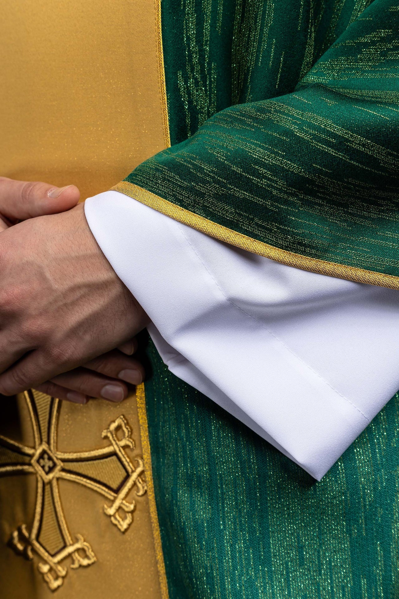 Zielony ornat z haftowanym motywem krzyża z pasem na ozdobnej tkaninie - ORNATY.PL