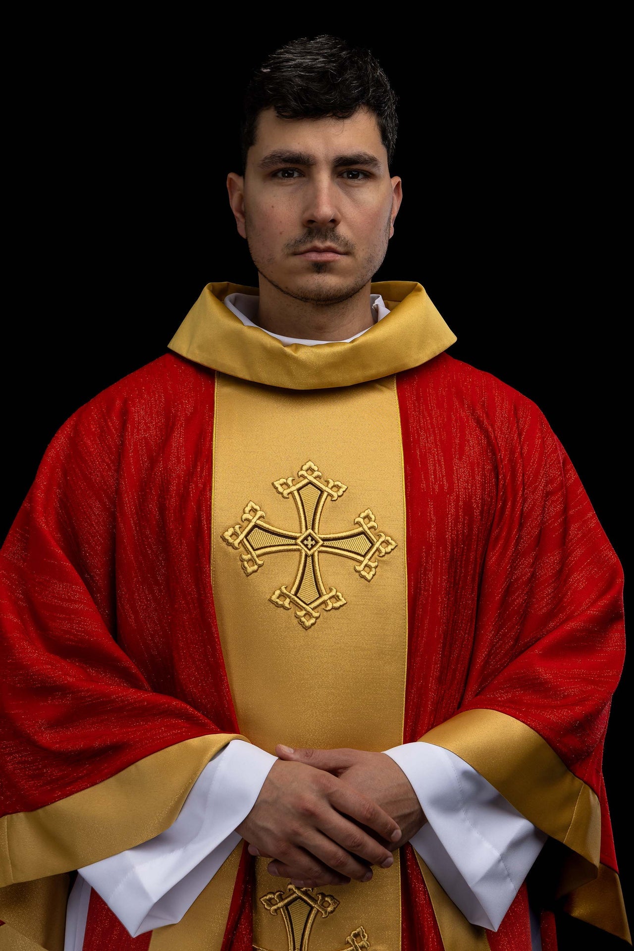 Casulla roja con motivo de cruz bordado y banda de tejido decorativo