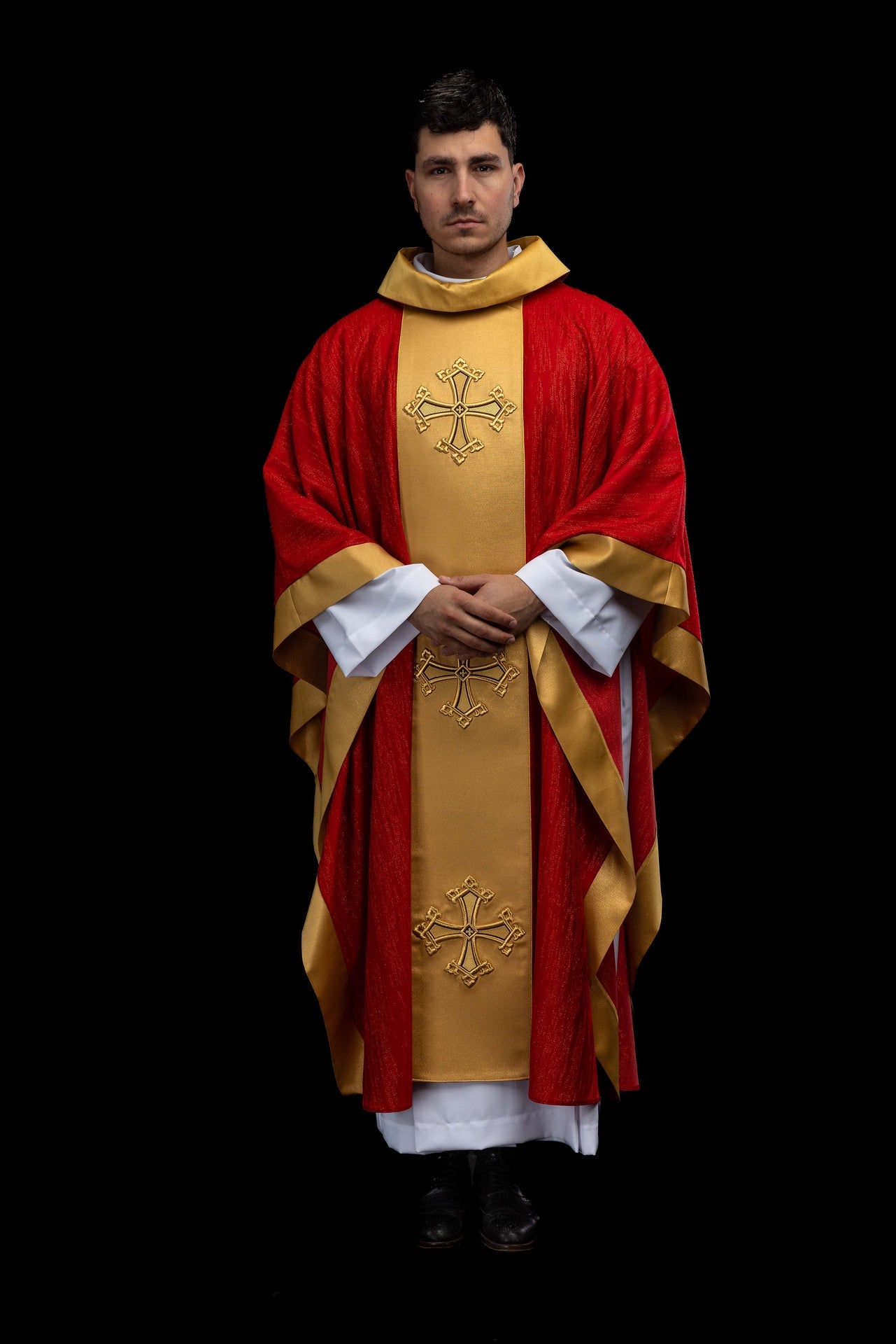 Casulla roja con motivo de cruz bordado y banda de tejido decorativo