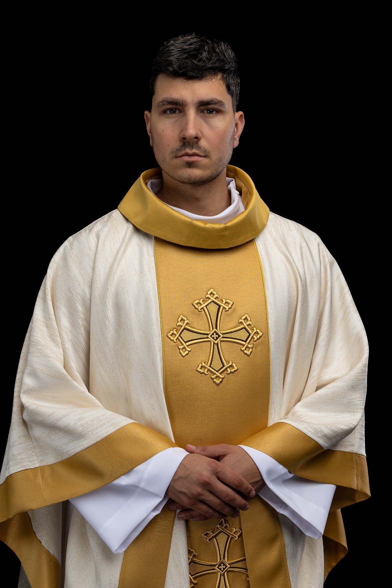 Casulla color ecru con motivo de cruz bordado y banda en tejido decorativo