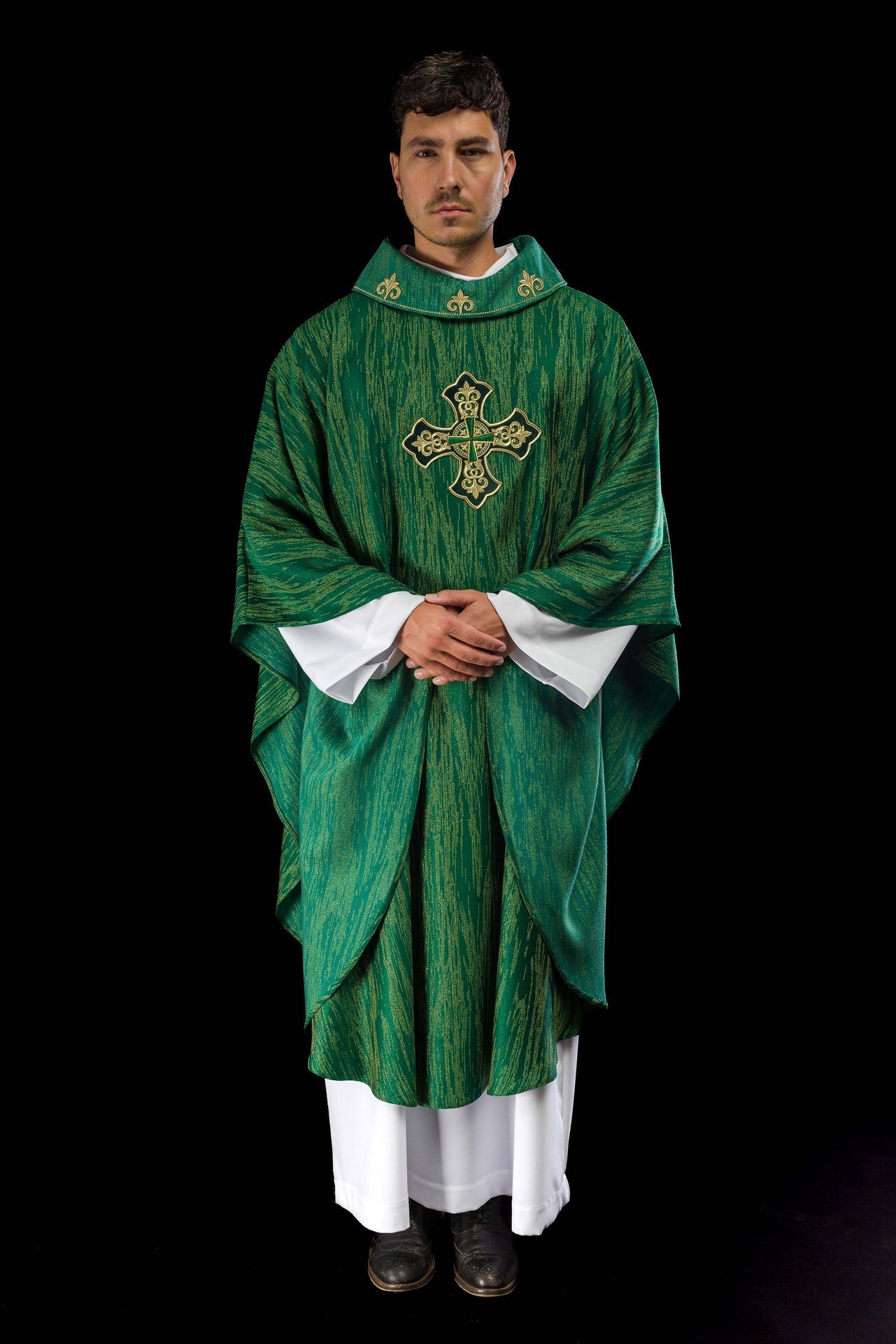 Casulla verde con motivo de cruz bordado sobre tela decorativa