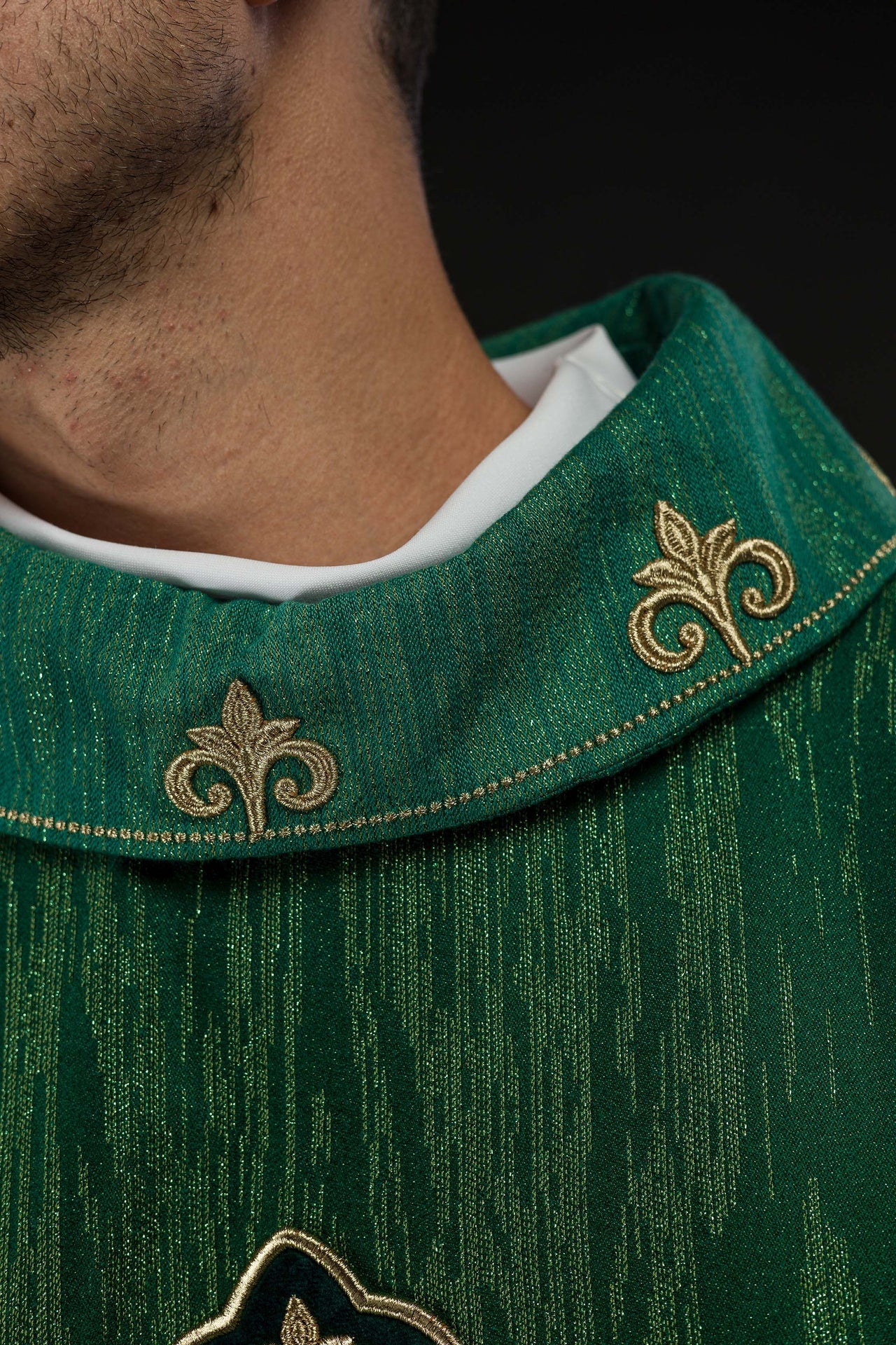 Casulla verde con motivo de cruz bordado sobre tela decorativa