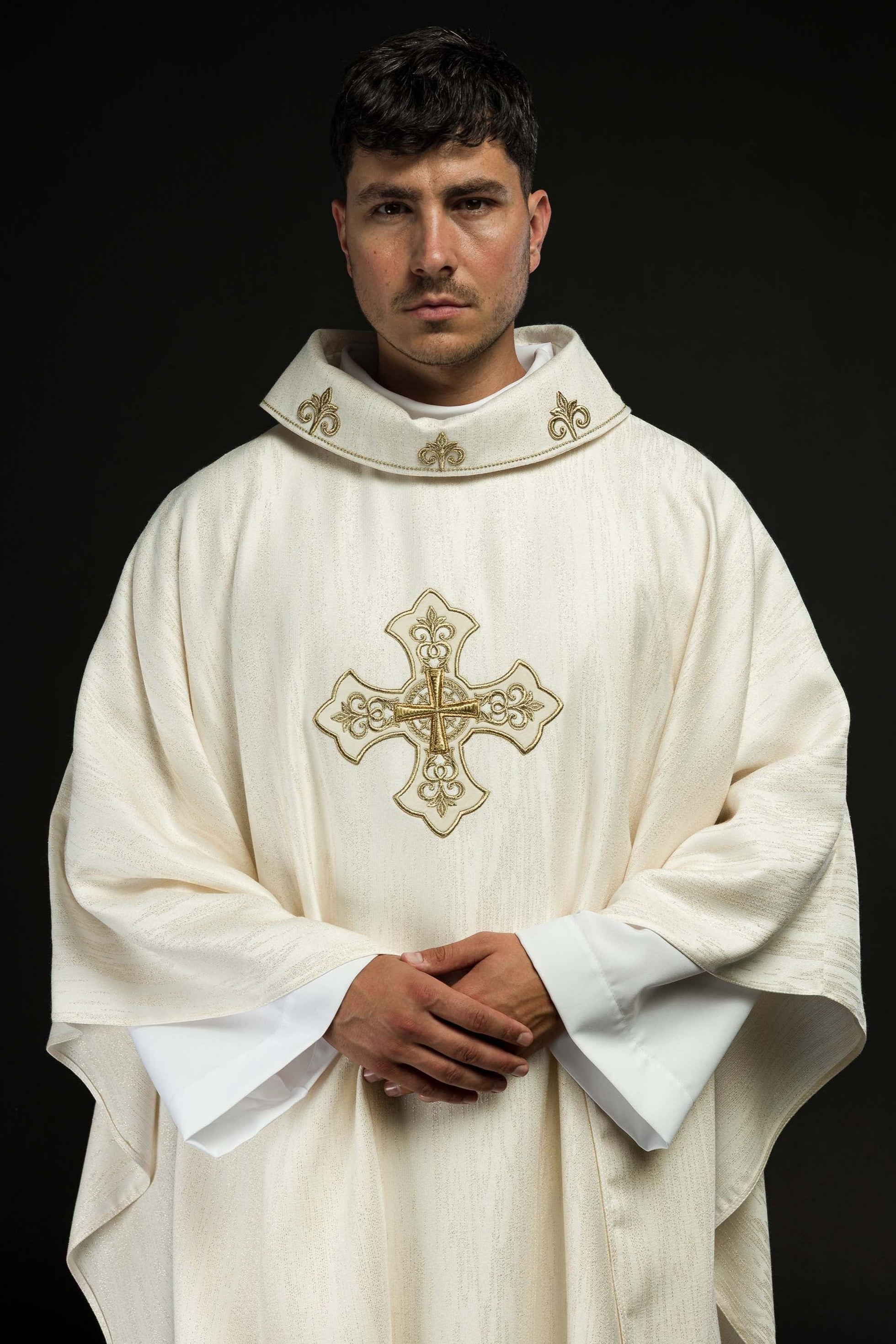 Casulla color ecru con motivo bordado de cruz en tejido decorativo