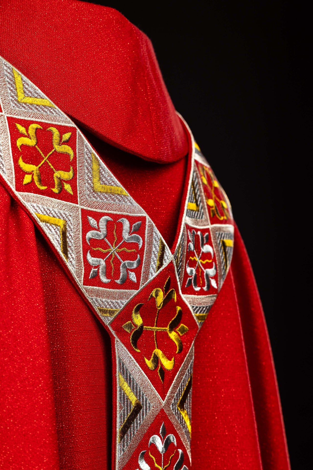 Haftowany pas na ornat w zestawie z ornatem czerwony - ORNATY.PL