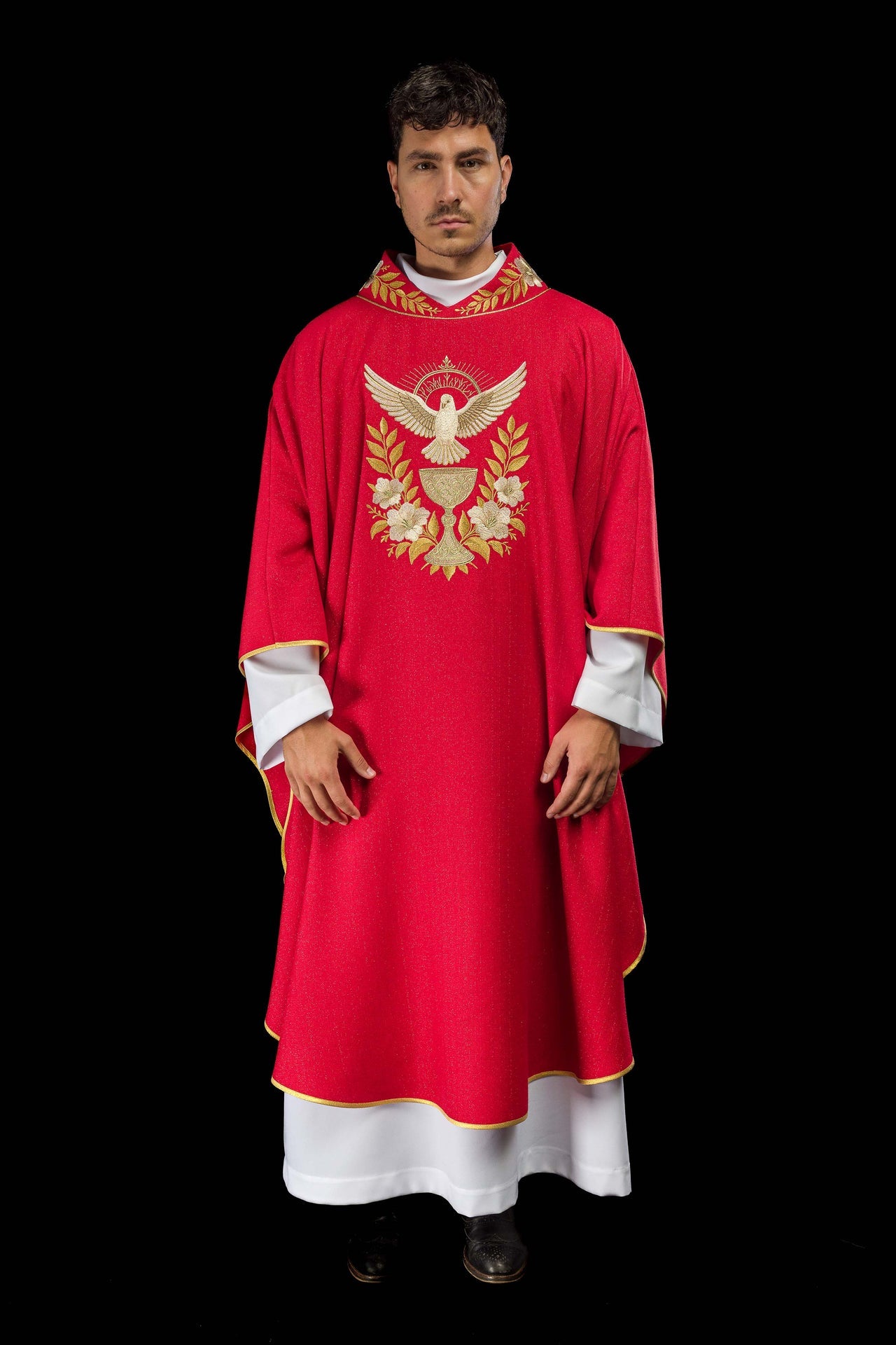 Casulla roja con cuello bordado y símbolo del Espíritu Santo