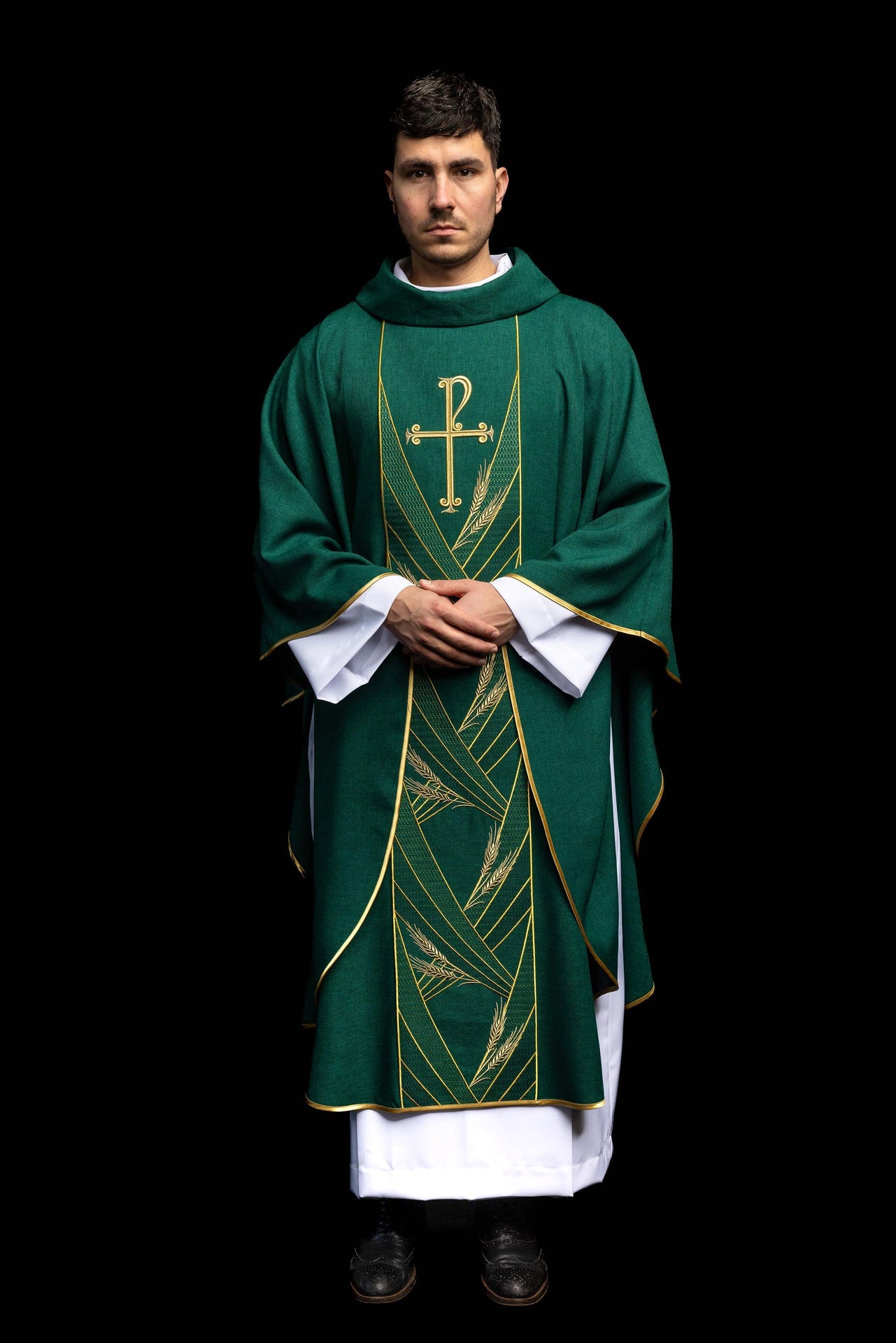 Casulla verde con banda bordada Pax