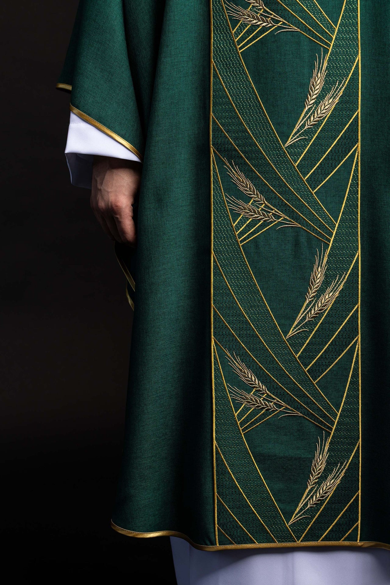 Casulla verde con banda bordada Pax