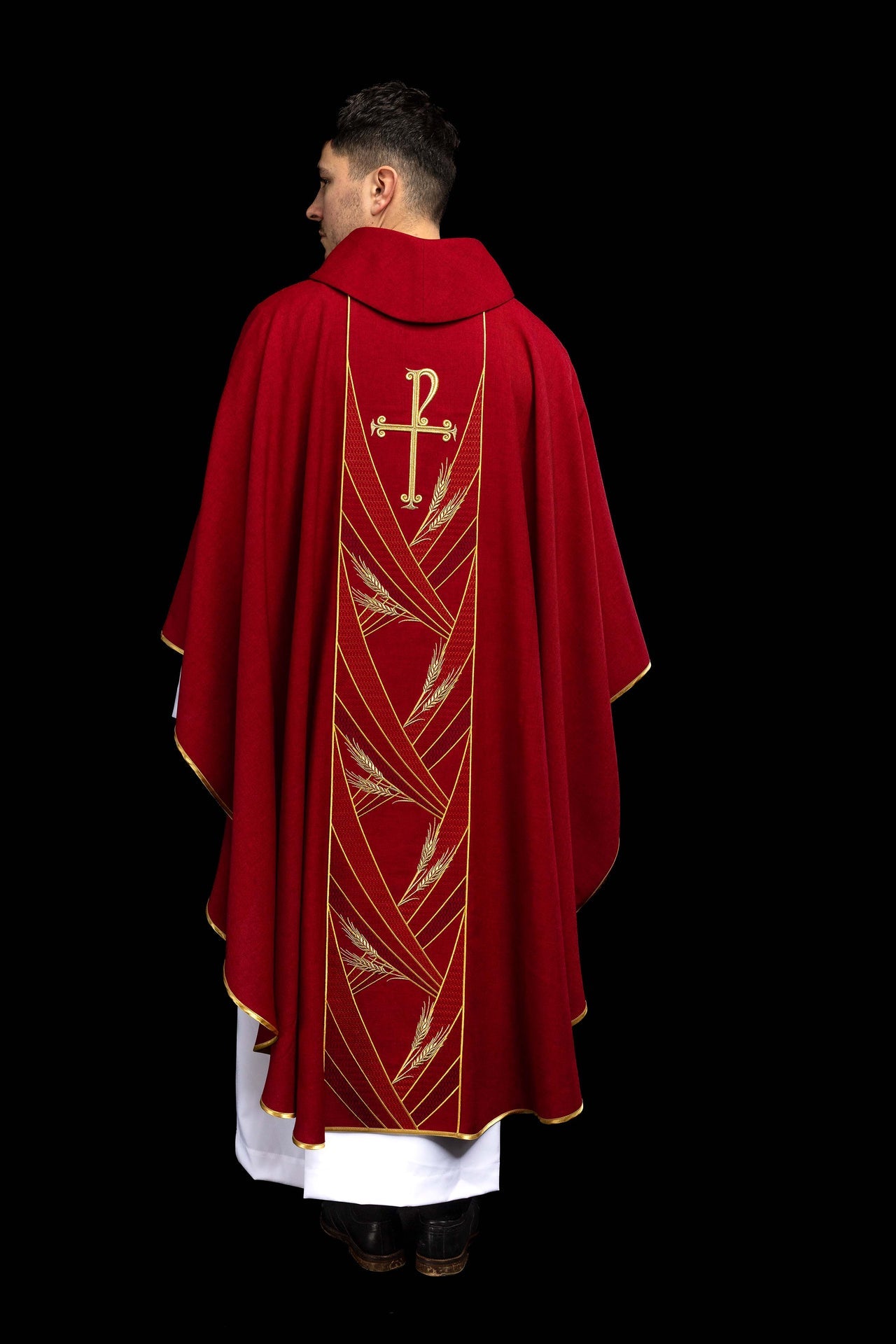 Casulla roja con banda bordada Pax