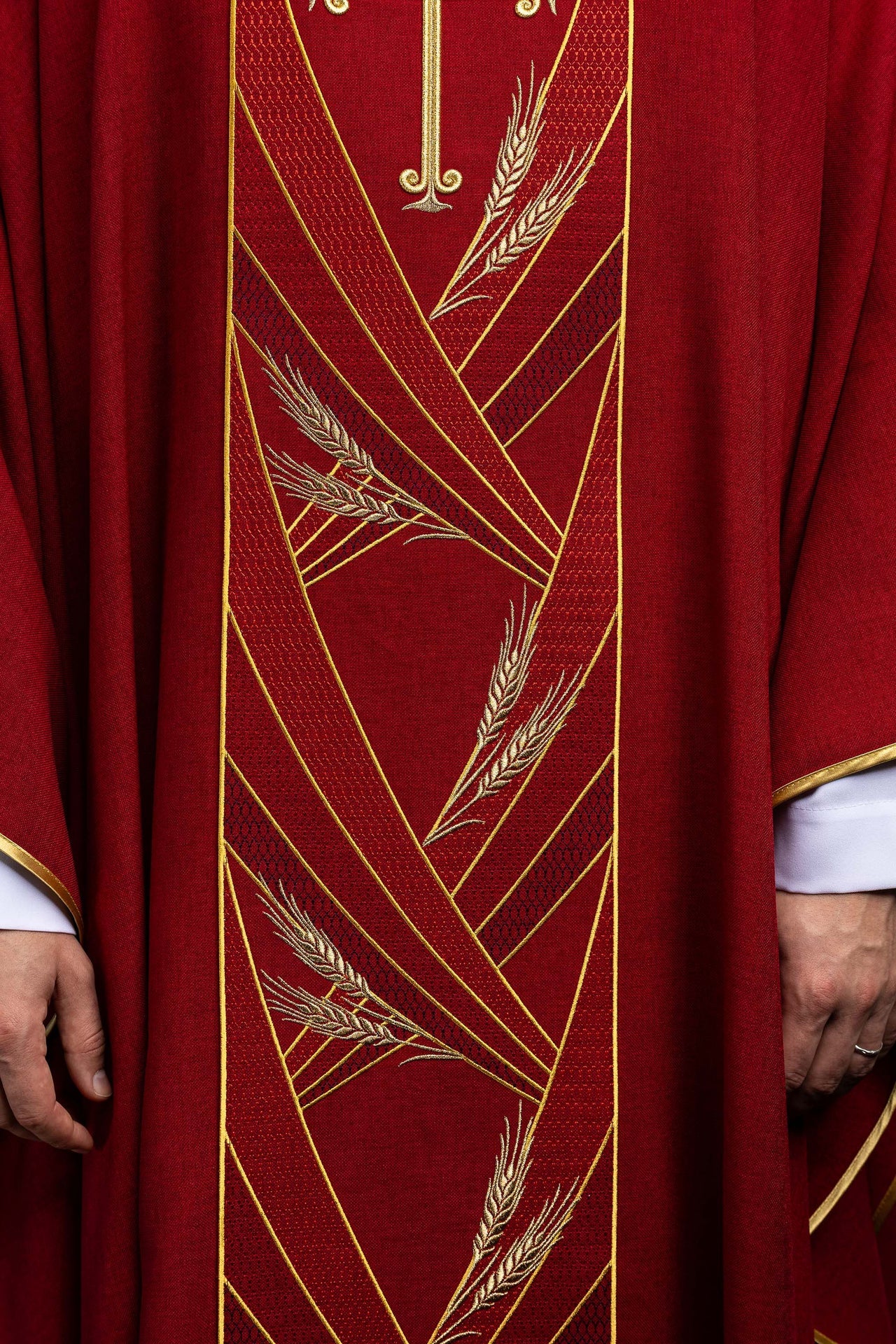 Casulla roja con banda bordada Pax