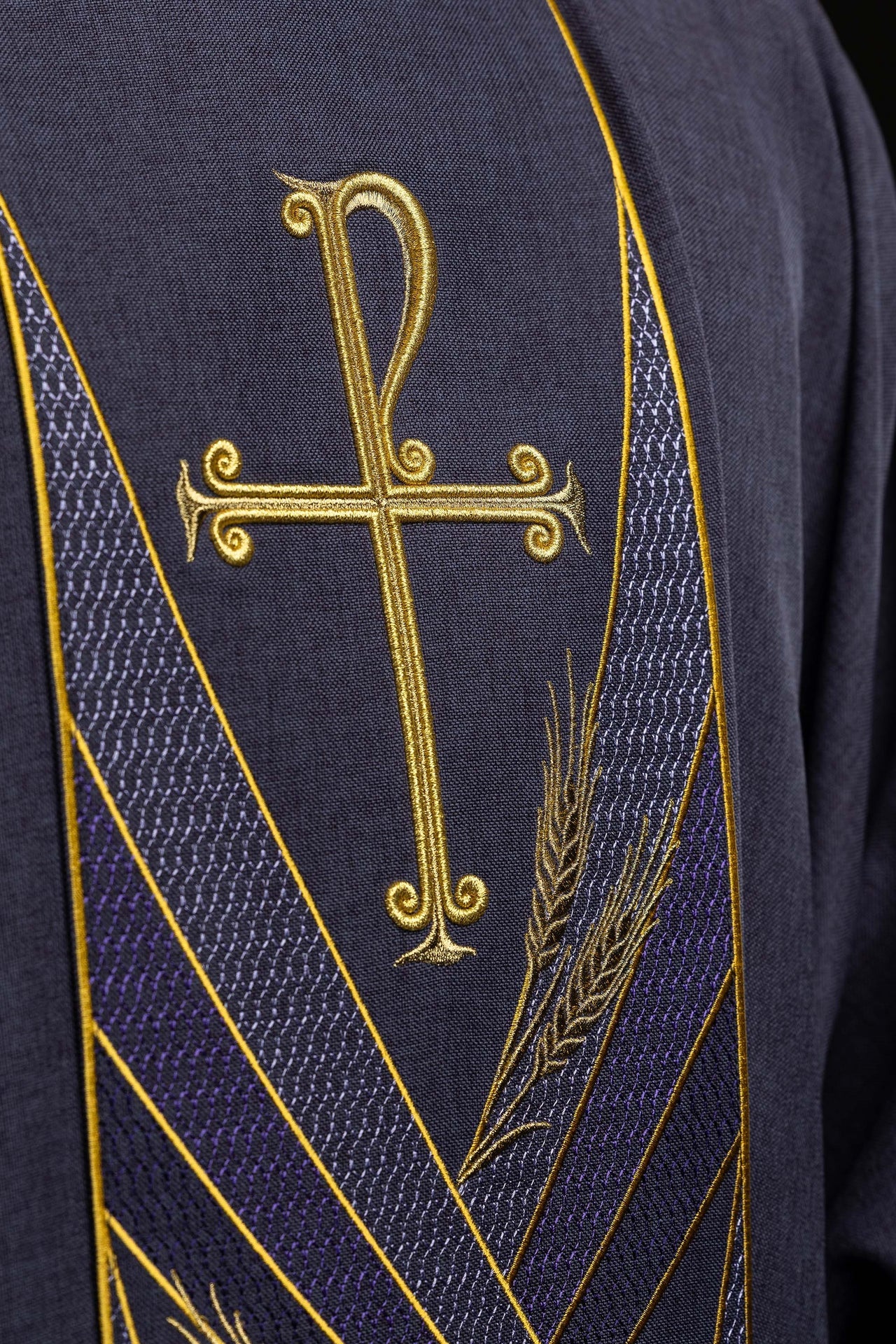 Casulla morada con banda bordada Pax