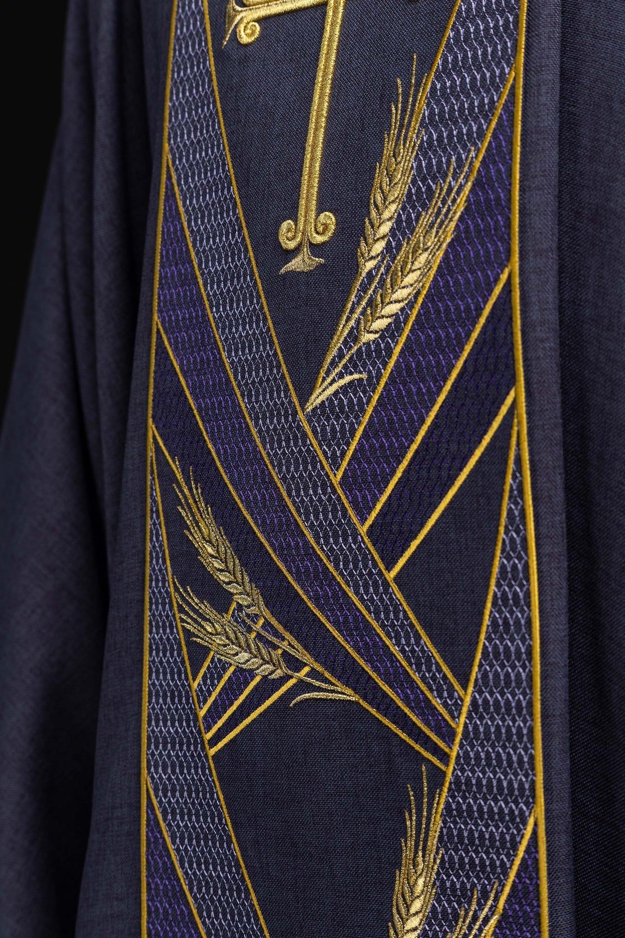 Casulla morada con banda bordada Pax