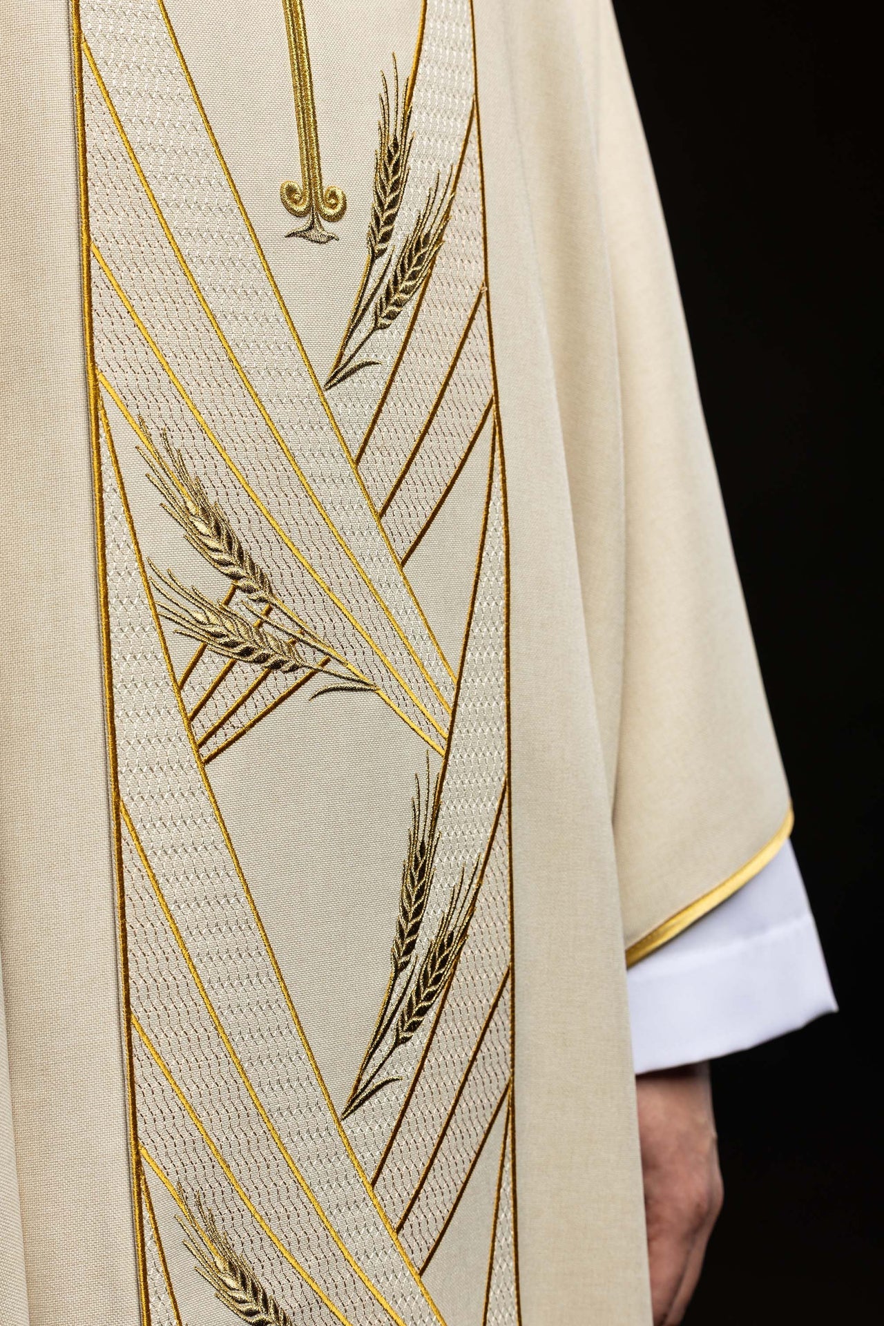 Casulla color ecru con banda bordada Pax