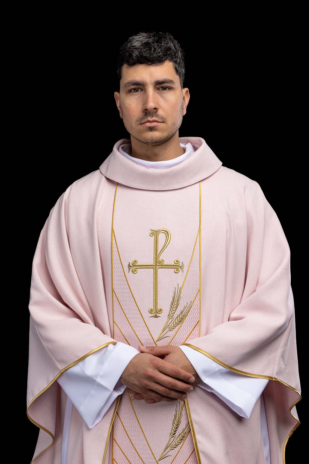 Casulla rosa con banda bordada PAX