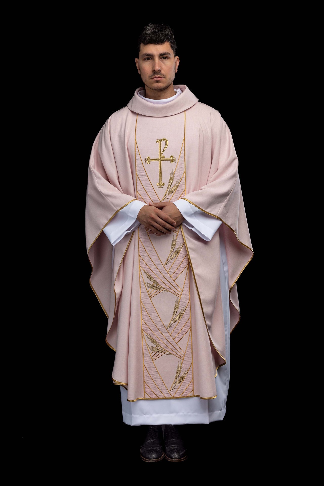 Casulla rosa con banda bordada PAX