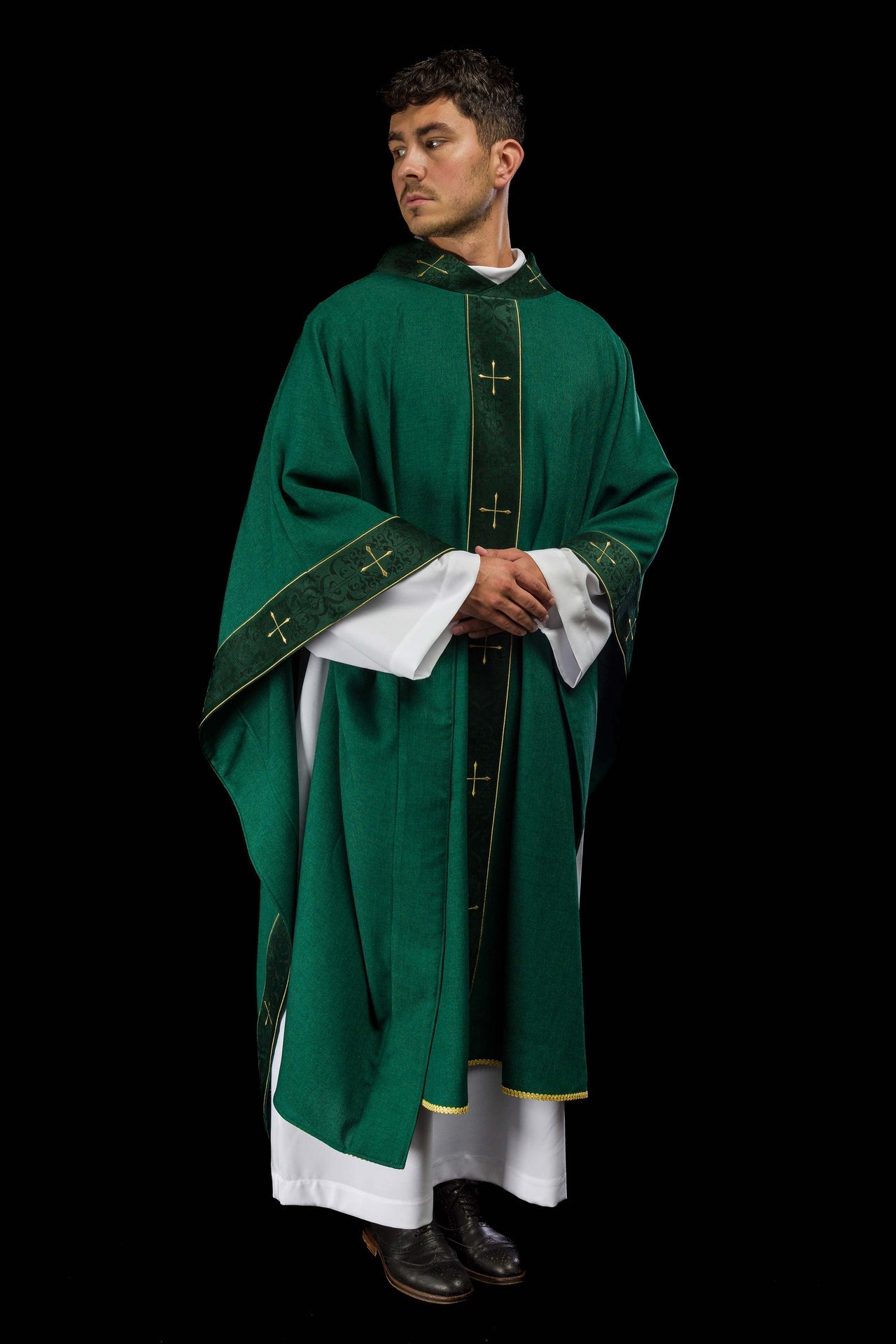 Casulla en color verde con banda y cuello bordados de cruces